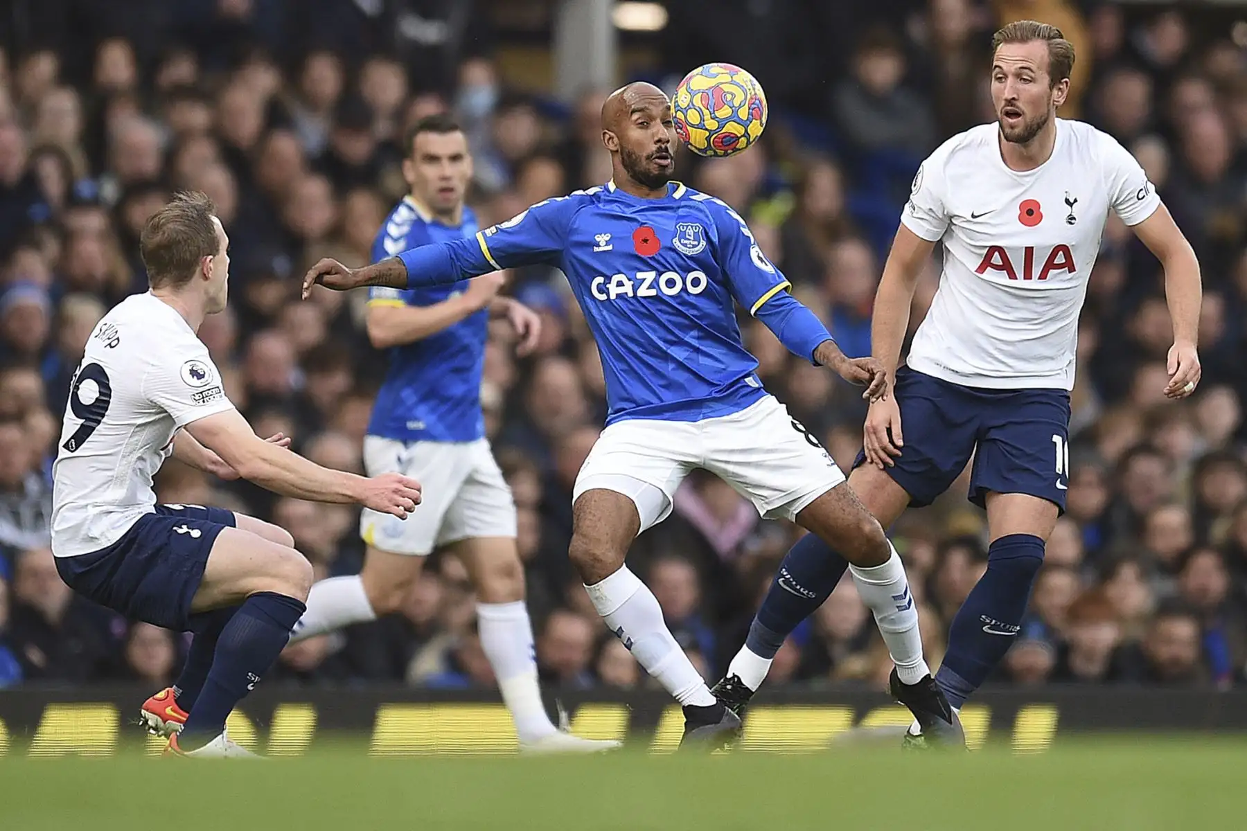 El centrocampista inglés del Everton, Fabian Delph, desafía al centrocampista inglés del Tottenham Hotspur, Oliver Skipp, y al delantero inglés Harry Kane, durante el partido de la Premier League. Foto: AFP
