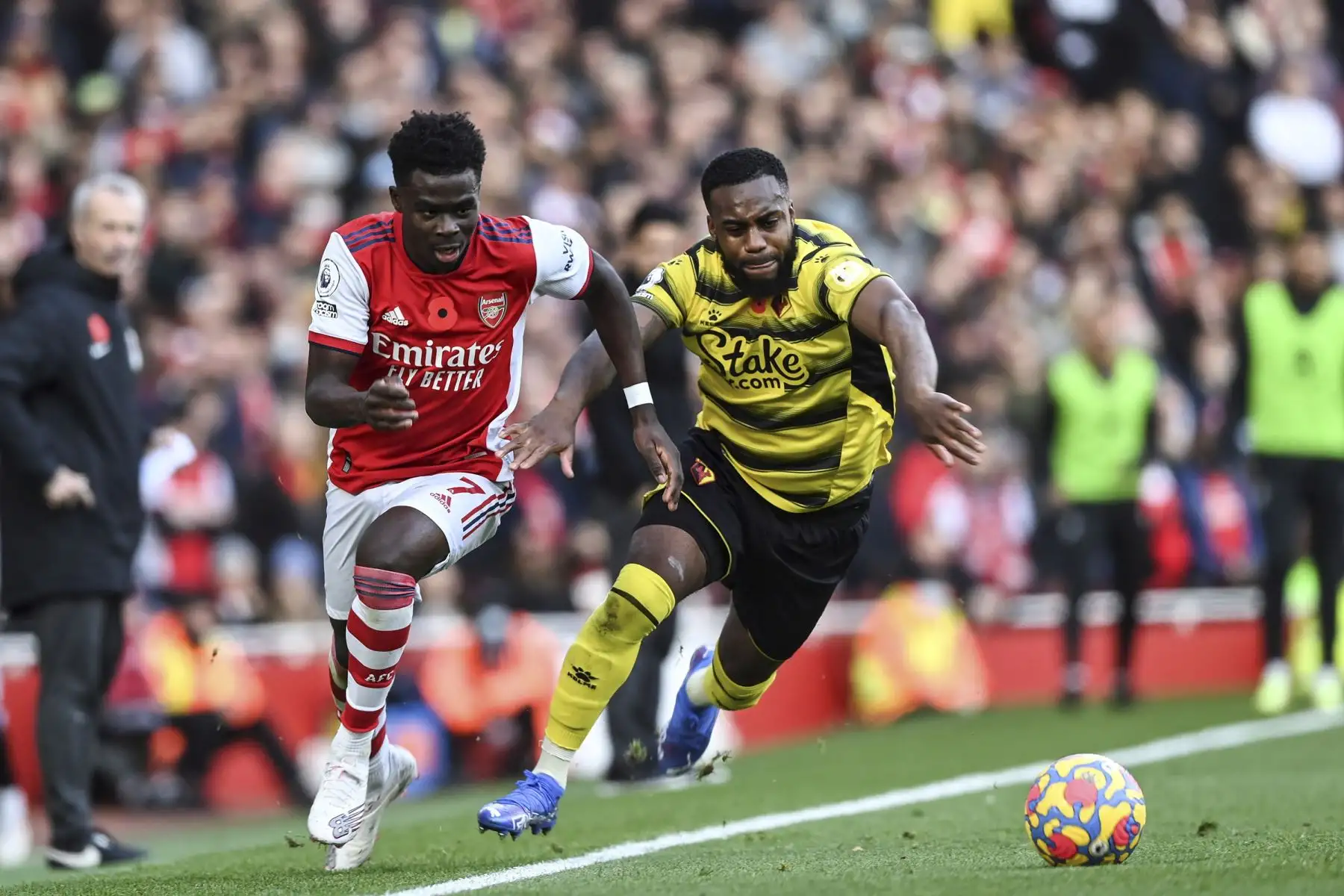 Bukayo Saka del Arsenal y Danny Rose del Watford en acción durante el partido de la Premier League. Foto: EFE