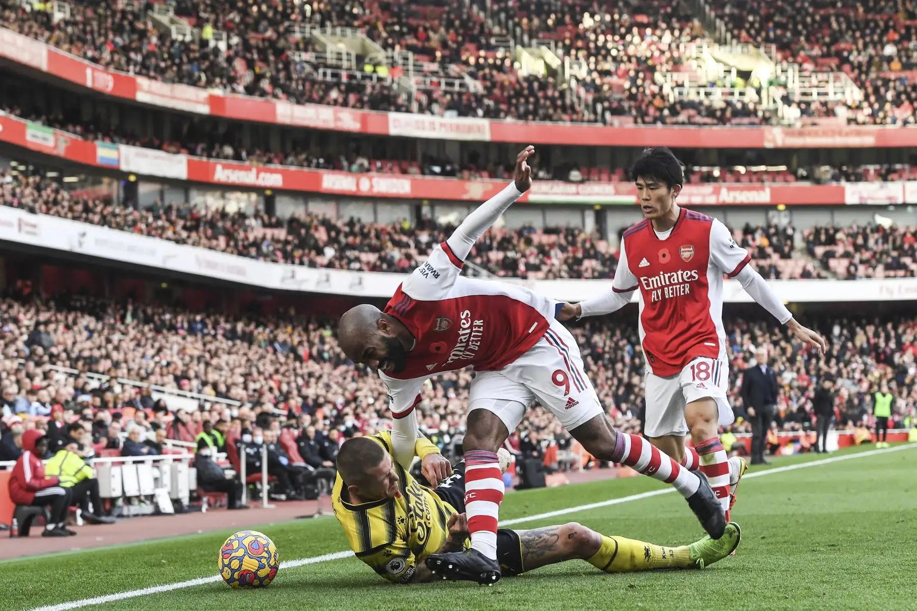 Juraj Kucka del Watford y Alexandre Lacazette del Arsenal en acción durante el partido de la Premier League. Foto: EFE