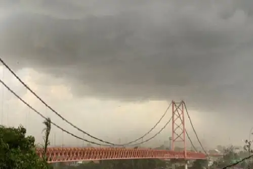 El friaje contribuirá con la ocurrencia de lluvias acompañadas de ráfagas de viento superiores a los 45 kilómetros por hora.