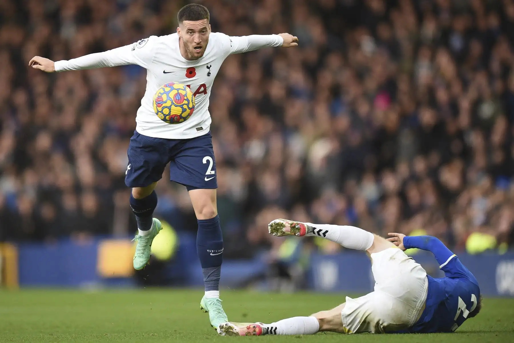 El delantero inglés del Everton Anthony Gordon cae junto al defensor irlandés del Tottenham Hotspur Matt Doherty durante el partido de la Premier League. Foto. AFP