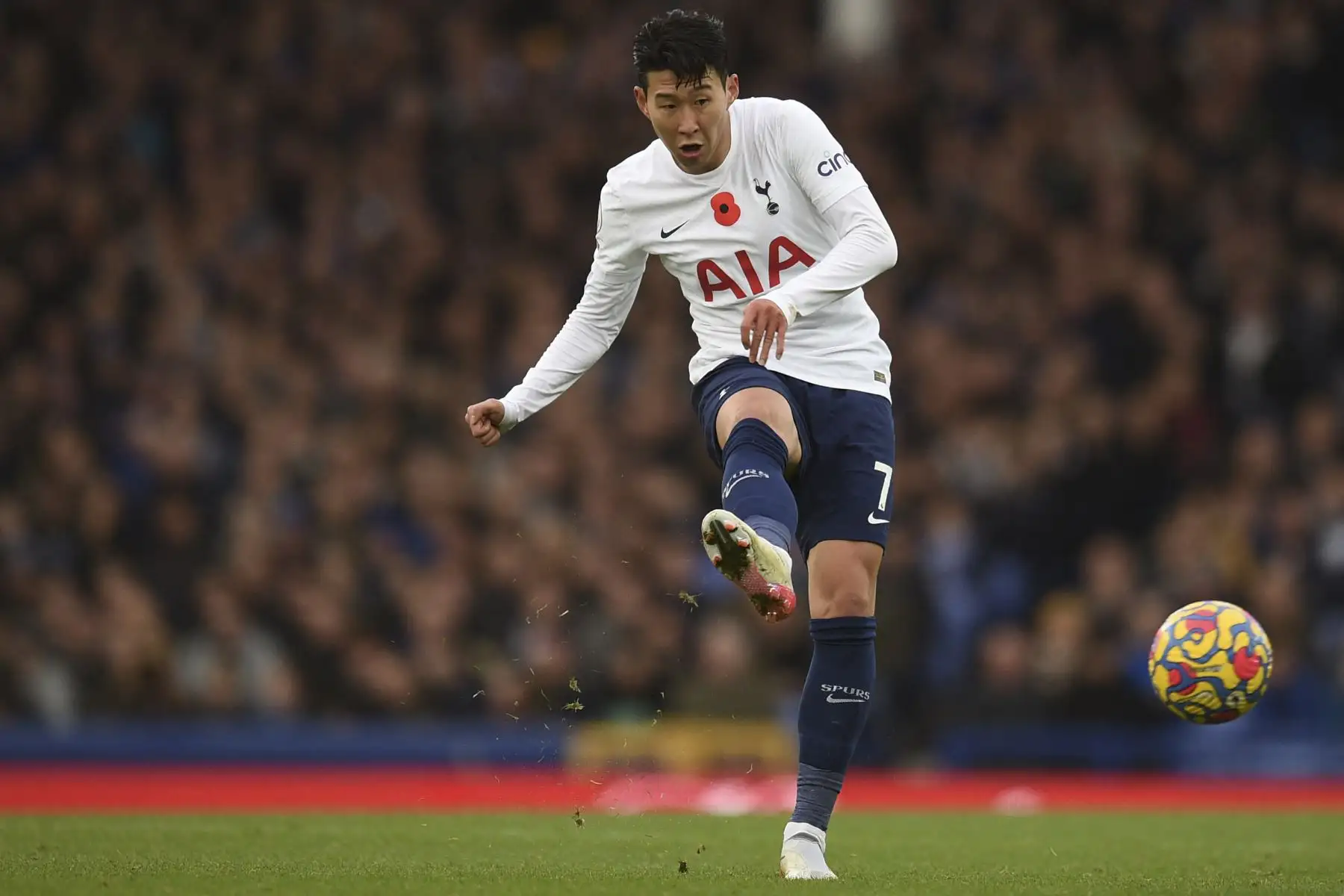 El delantero surcoreano del Tottenham Hotspur, Son Heung-Min, patea el balón durante el partido de la Premier League. Foto: AFP