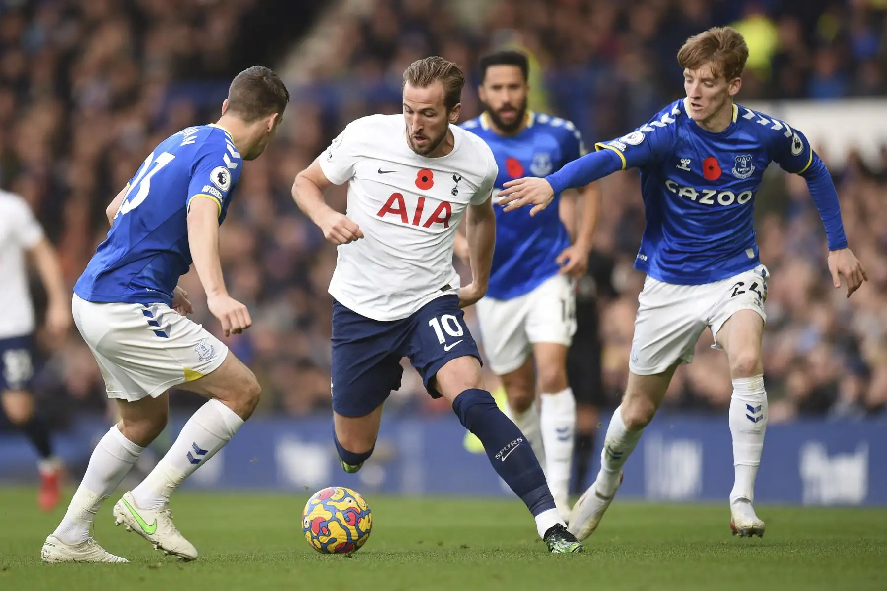 El delantero inglés del Tottenham Hotspur Harry Kane desafía al defensor irlandés Seamus Coleman y al delantero Anthony Gordon del Everton durante el partido de la Premier League. Foto: AFP