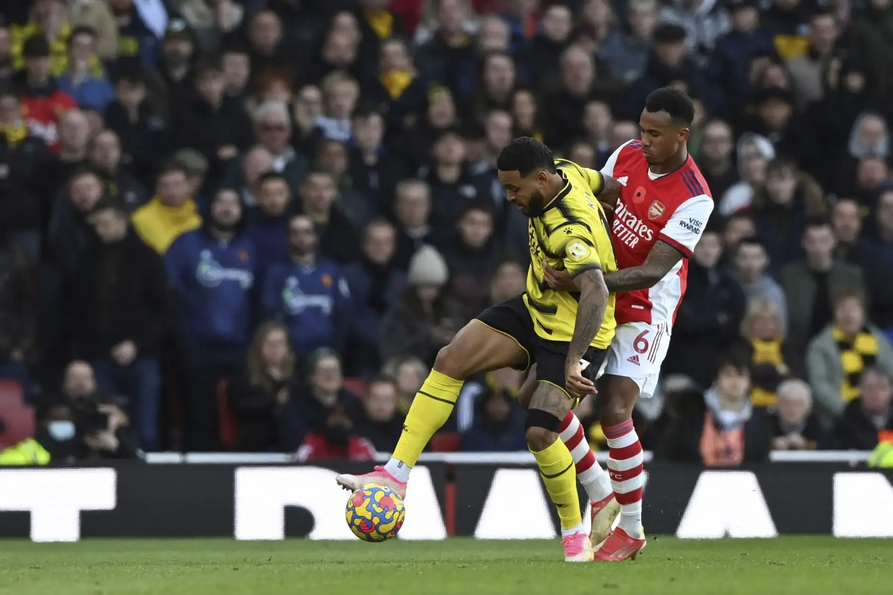 Joshua King del Watford y Gabriel del Arsenal en acción durante el partido de la Premier League. Foto: EFE
