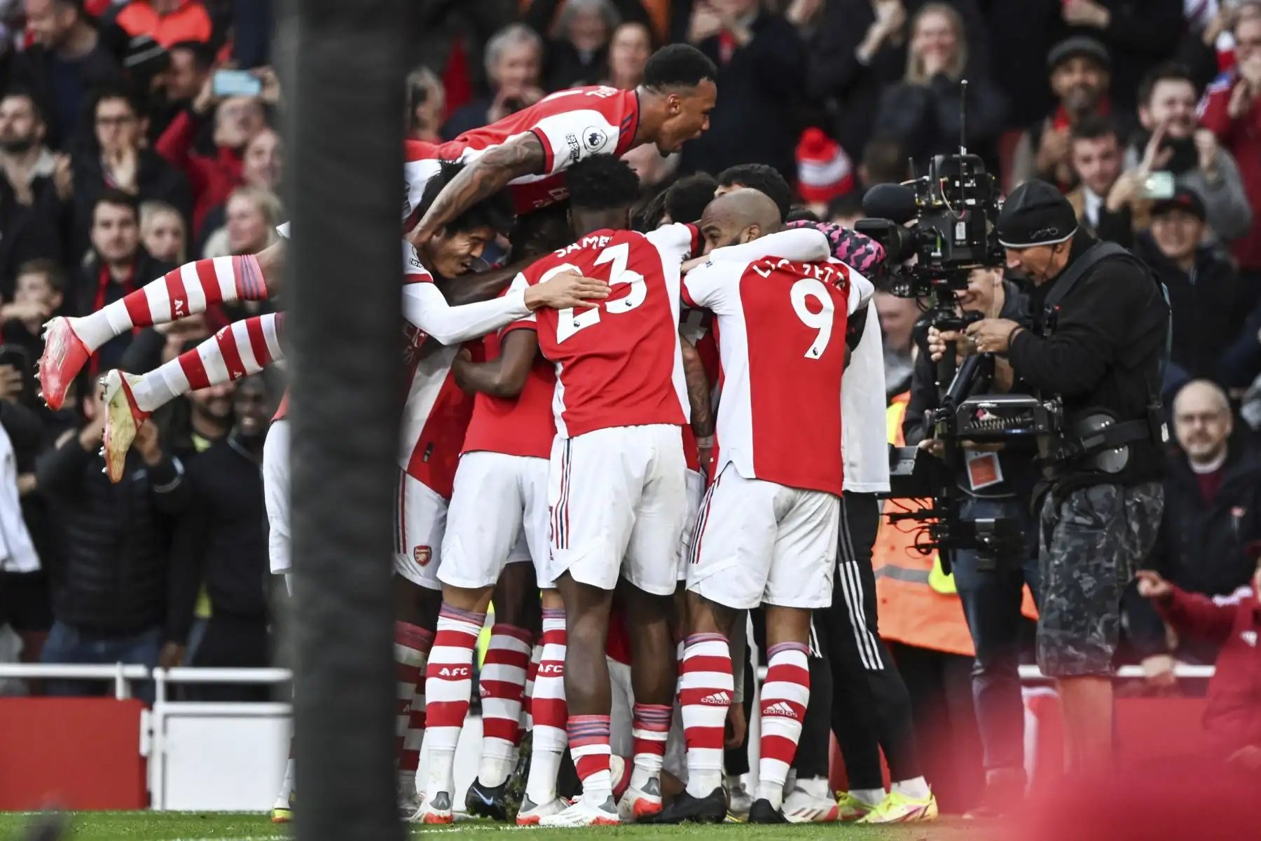 Emile Smith Rowe del Arsenal celebra con sus compañeros tras marcar un gol durante el partido de la Premier League. Foto: EFE