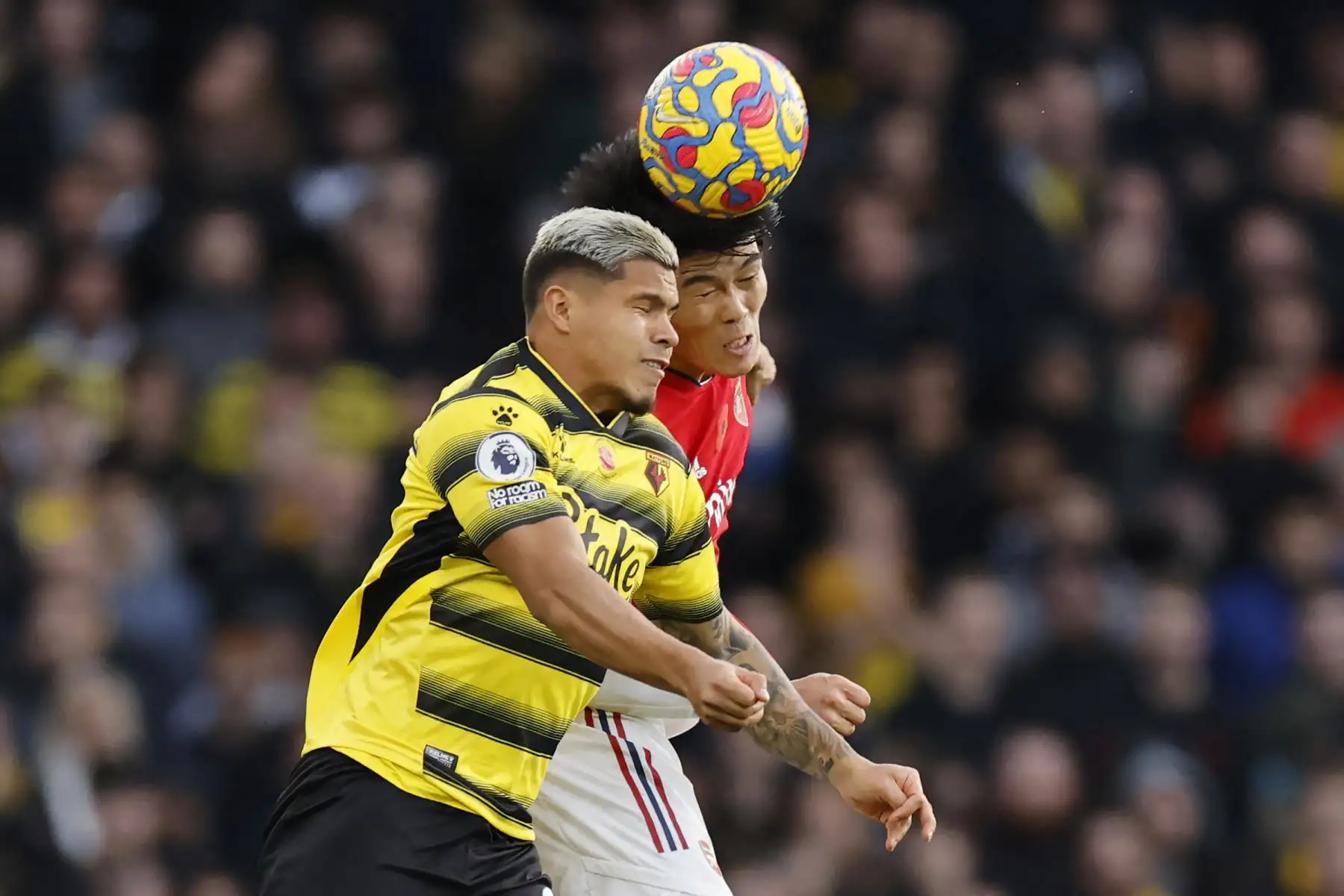 El delantero colombiano del Watford, Cucho Hernández, compite con el defensor japonés del Arsenal, Takehiro Tomiyas, durante el partido de la Premier League. Foto: AFP