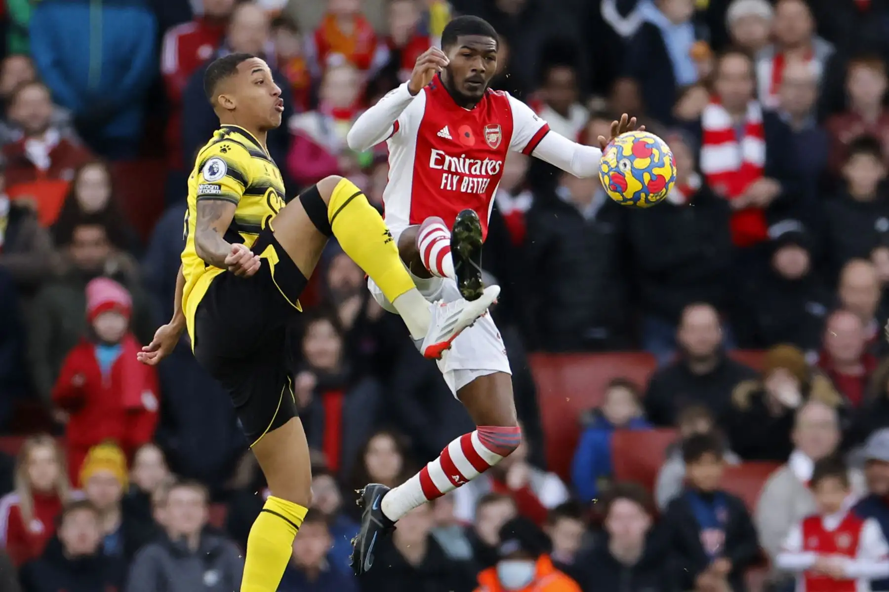 El delantero brasileño del Watford Joao Pedro compite con el centrocampista inglés del Arsenal Ainsley Maitland-Niles durante el partido de la Premier League. Foto: AFP