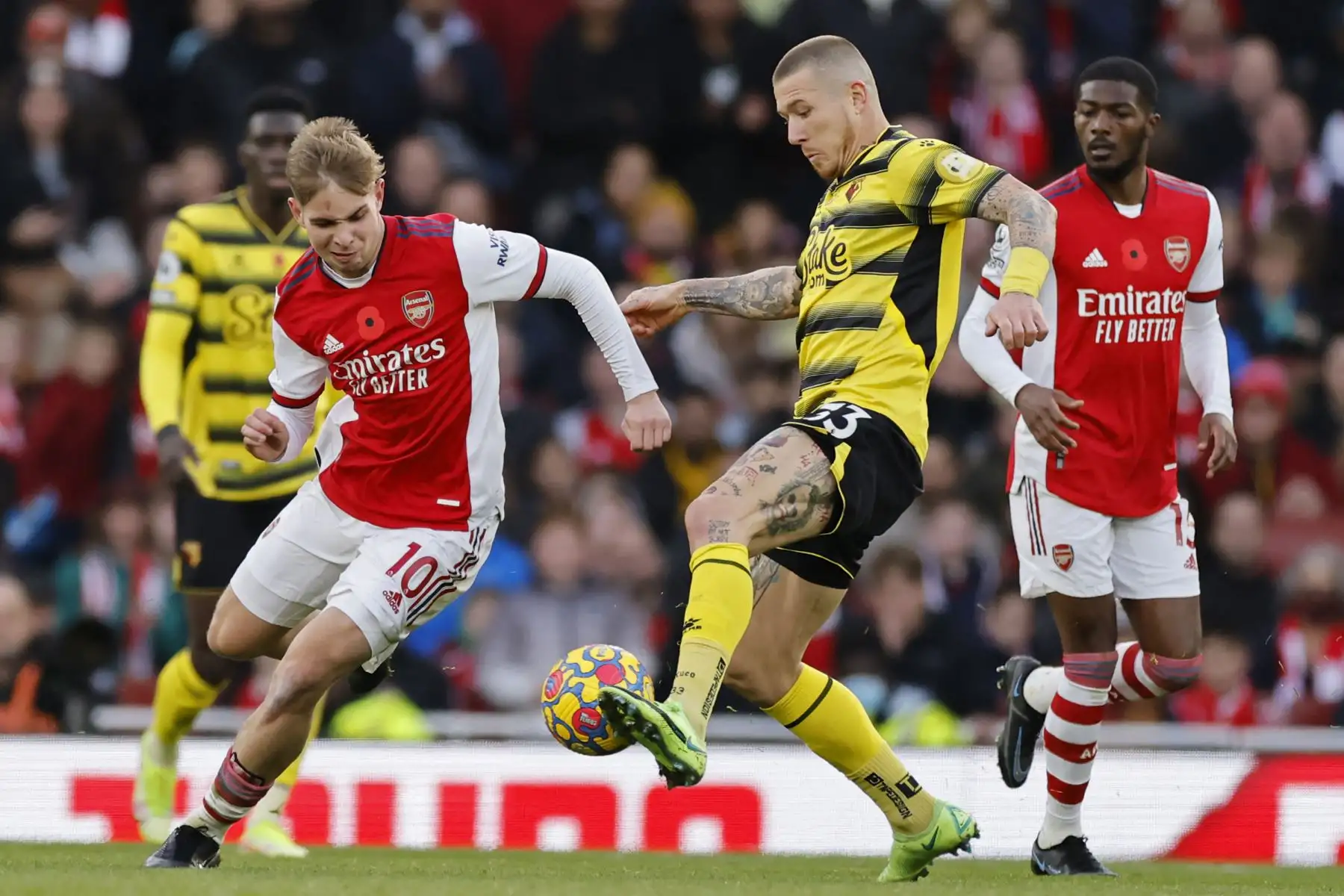 El centrocampista inglés del Arsenal, Emile Smith Rowe, compite con el centrocampista eslovaco del Watford, Juraj Kucka, durante el partido de la Premier League. Foto: AFP