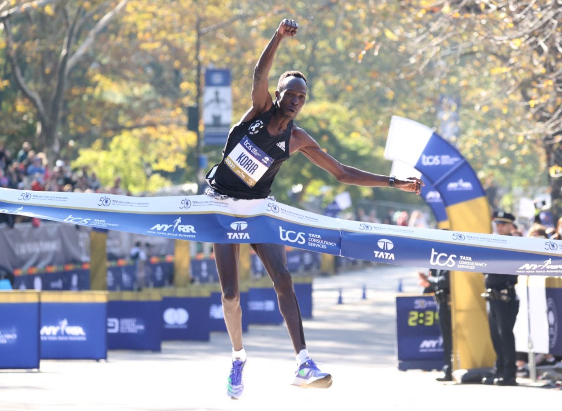 El keniano Albert Korir  llega primero a la meta de la Maratón de nueva York