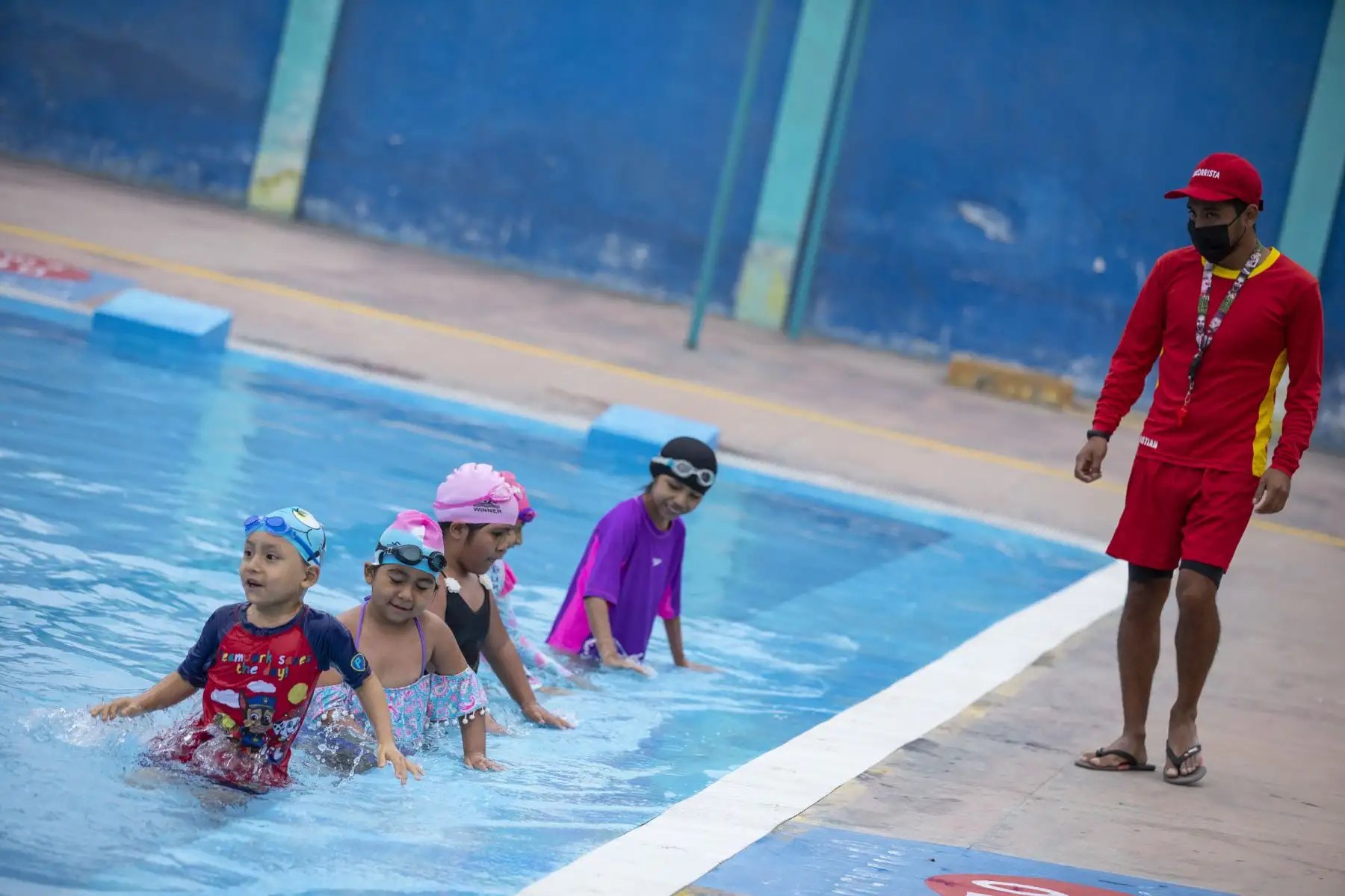Con la finalidad de promover la actividad deportiva y recreativa al aire libre, de manera segura; el Servicio de Parques de Lima (Serpar), anuncia el retorno de sus escuelas de natación en los clubes zonales. Foto: ANDINA/Municipalidad de Lima