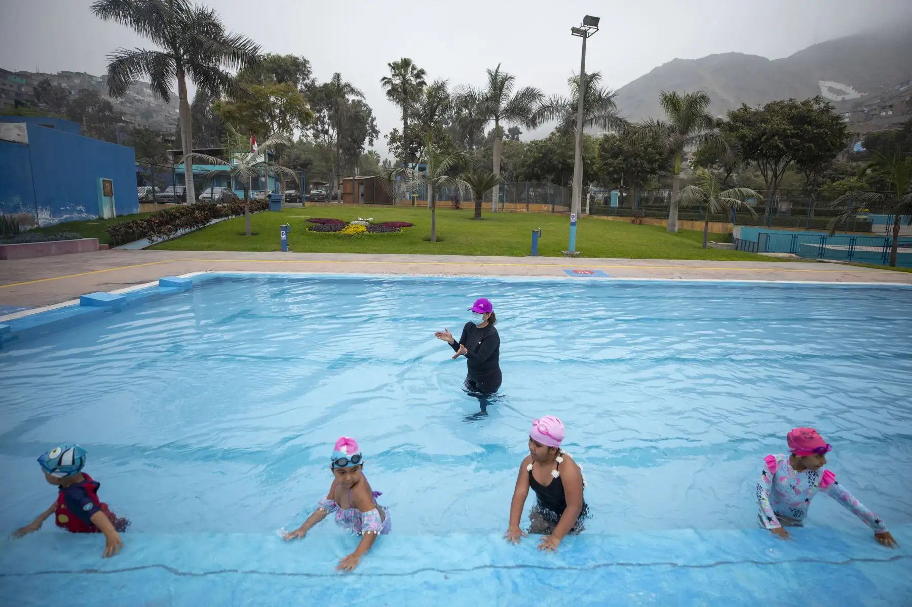 Con la finalidad de promover la actividad deportiva y recreativa al aire libre, de manera segura; el Servicio de Parques de Lima (Serpar), anuncia el retorno de sus escuelas de natación en los clubes zonales. Foto: ANDINA/Municipalidad de Lima