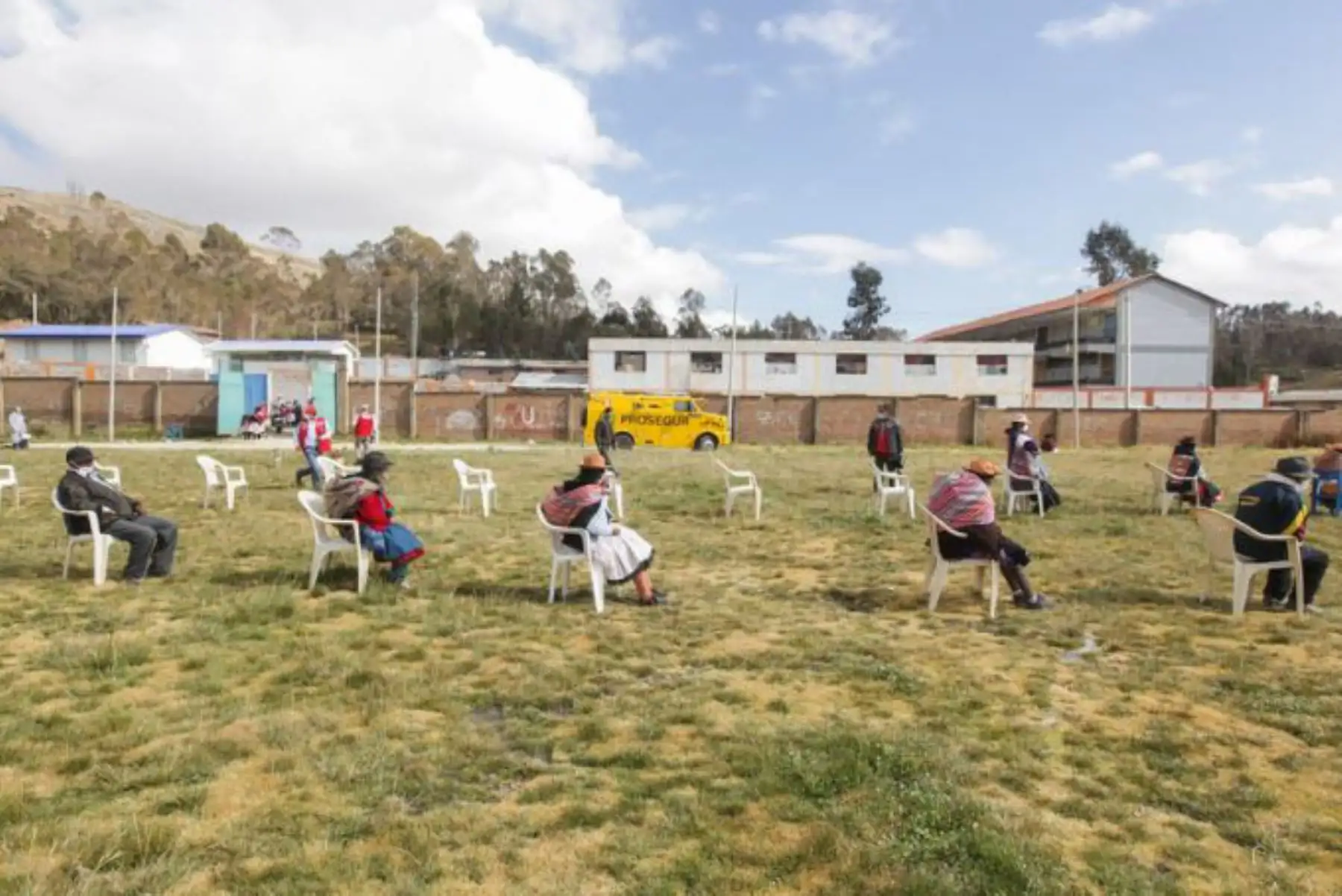 El proceso de pago del apoyo económico individual Yanapay Perú avanza de manera exitosa. A la fecha, 110 400 ciudadanos y ciudadanas que residen en zonas rurales y dispersas que no cuentan con entidades financieras, integrantes del grupo 3 de personas beneficiarias, ya han cobrado el subsidio a través de los llamados ‘carritos pagadores’ de empresas transportadoras de valores. Foto: Midis