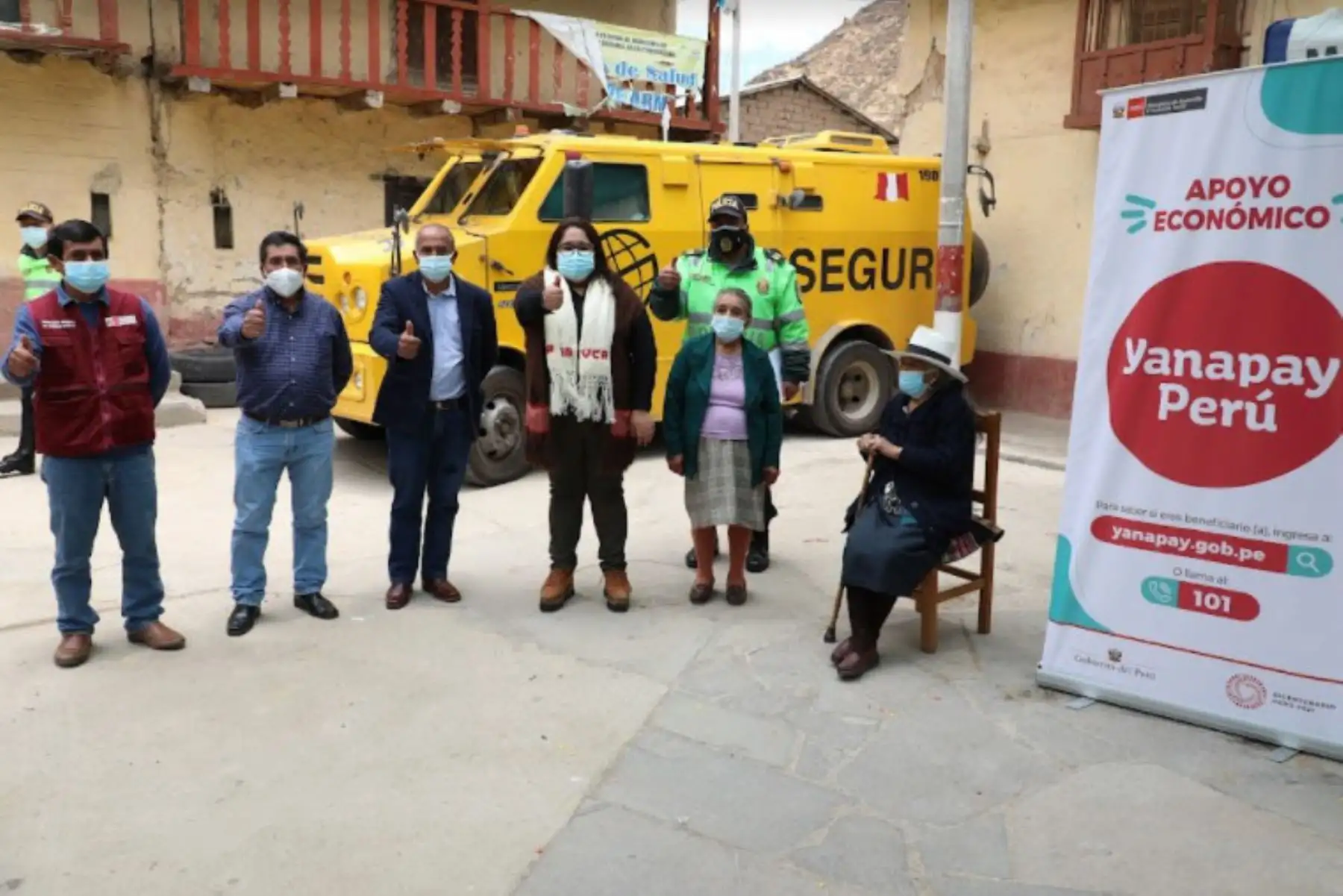 El proceso de pago del apoyo económico individual Yanapay Perú avanza de manera exitosa. A la fecha, 110 400 ciudadanos y ciudadanas que residen en zonas rurales y dispersas que no cuentan con entidades financieras, integrantes del grupo 3 de personas beneficiarias, ya han cobrado el subsidio a través de los llamados ‘carritos pagadores’ de empresas transportadoras de valores. Foto: Midis