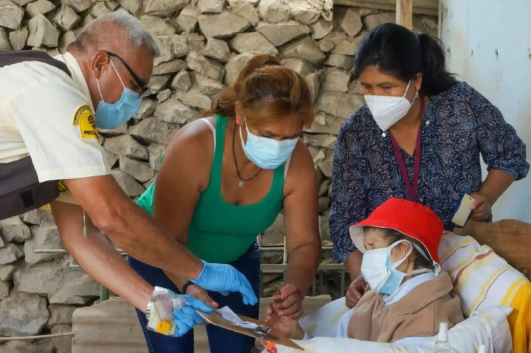 El proceso de pago del apoyo económico individual Yanapay Perú avanza de manera exitosa. A la fecha, 110 400 ciudadanos y ciudadanas que residen en zonas rurales y dispersas que no cuentan con entidades financieras, integrantes del grupo 3 de personas beneficiarias, ya han cobrado el subsidio a través de los llamados ‘carritos pagadores’ de empresas transportadoras de valores. Foto: Midis