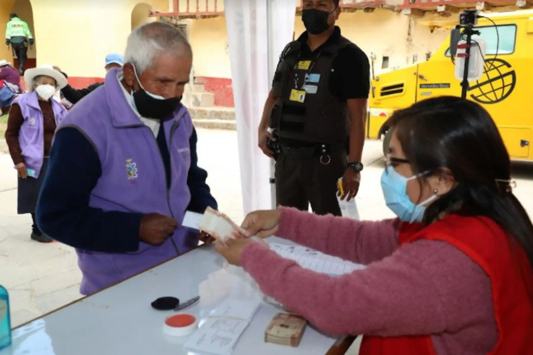 El proceso de pago del apoyo económico individual Yanapay Perú avanza de manera exitosa. A la fecha, 110 400 ciudadanos y ciudadanas que residen en zonas rurales y dispersas que no cuentan con entidades financieras, integrantes del grupo 3 de personas beneficiarias, ya han cobrado el subsidio a través de los llamados ‘carritos pagadores’ de empresas transportadoras de valores. Foto: Midis