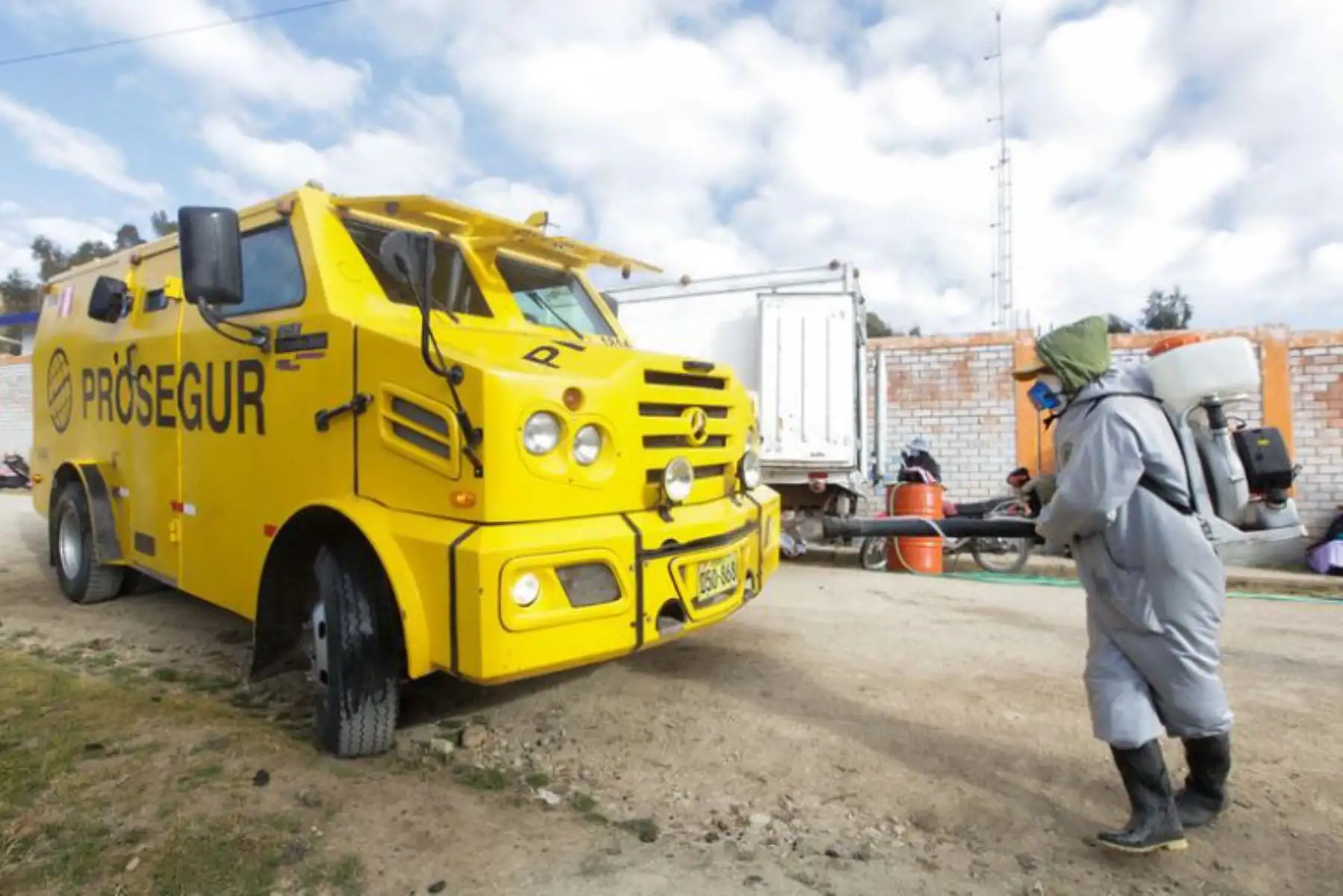 El proceso de pago del apoyo económico individual Yanapay Perú avanza de manera exitosa. A la fecha, 110 400 ciudadanos y ciudadanas que residen en zonas rurales y dispersas que no cuentan con entidades financieras, integrantes del grupo 3 de personas beneficiarias, ya han cobrado el subsidio a través de los llamados ‘carritos pagadores’ de empresas transportadoras de valores. Foto: Midis