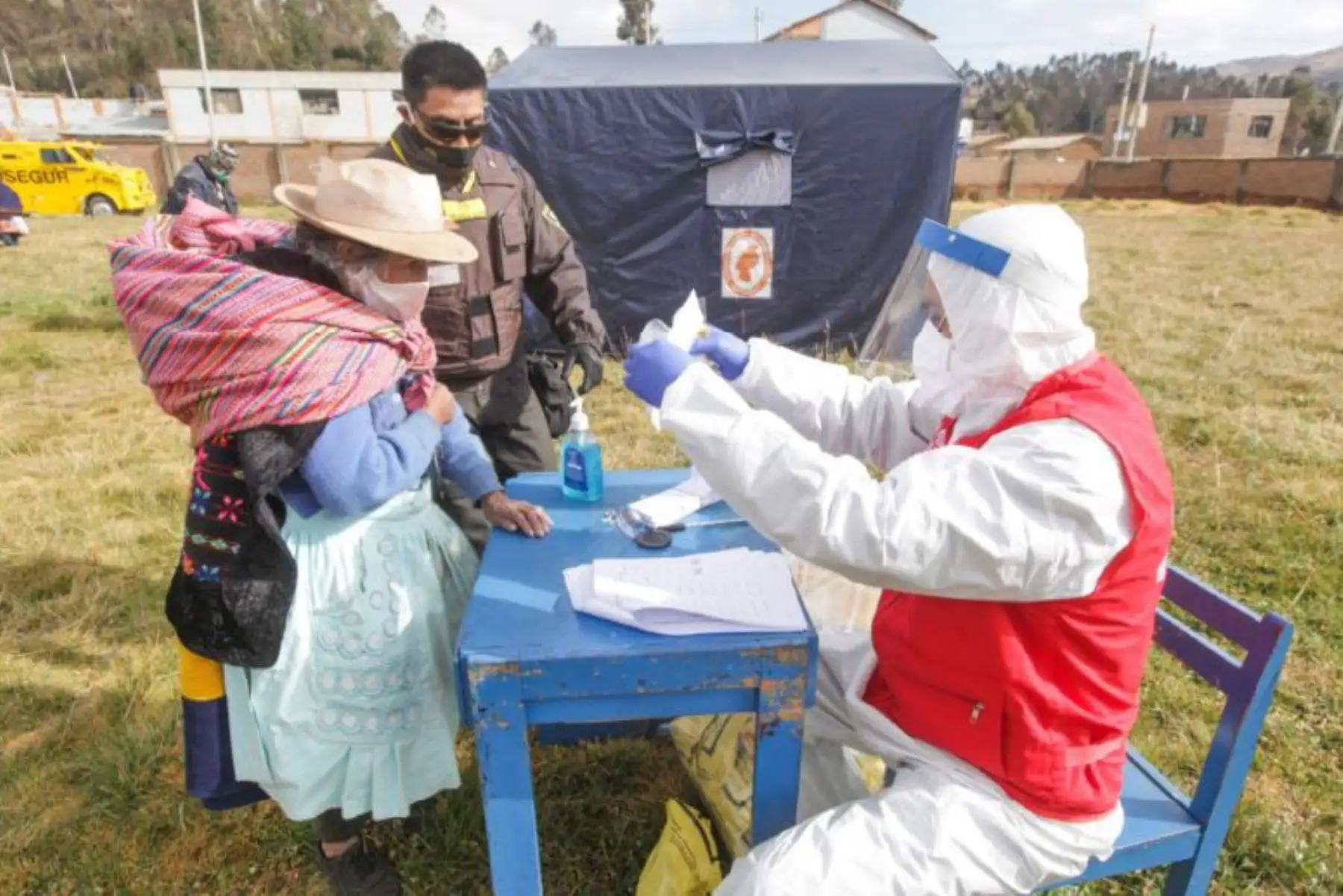 El proceso de pago del apoyo económico individual Yanapay Perú avanza de manera exitosa. A la fecha, 110 400 ciudadanos y ciudadanas que residen en zonas rurales y dispersas que no cuentan con entidades financieras, integrantes del grupo 3 de personas beneficiarias, ya han cobrado el subsidio a través de los llamados ‘carritos pagadores’ de empresas transportadoras de valores. Foto: Midis
