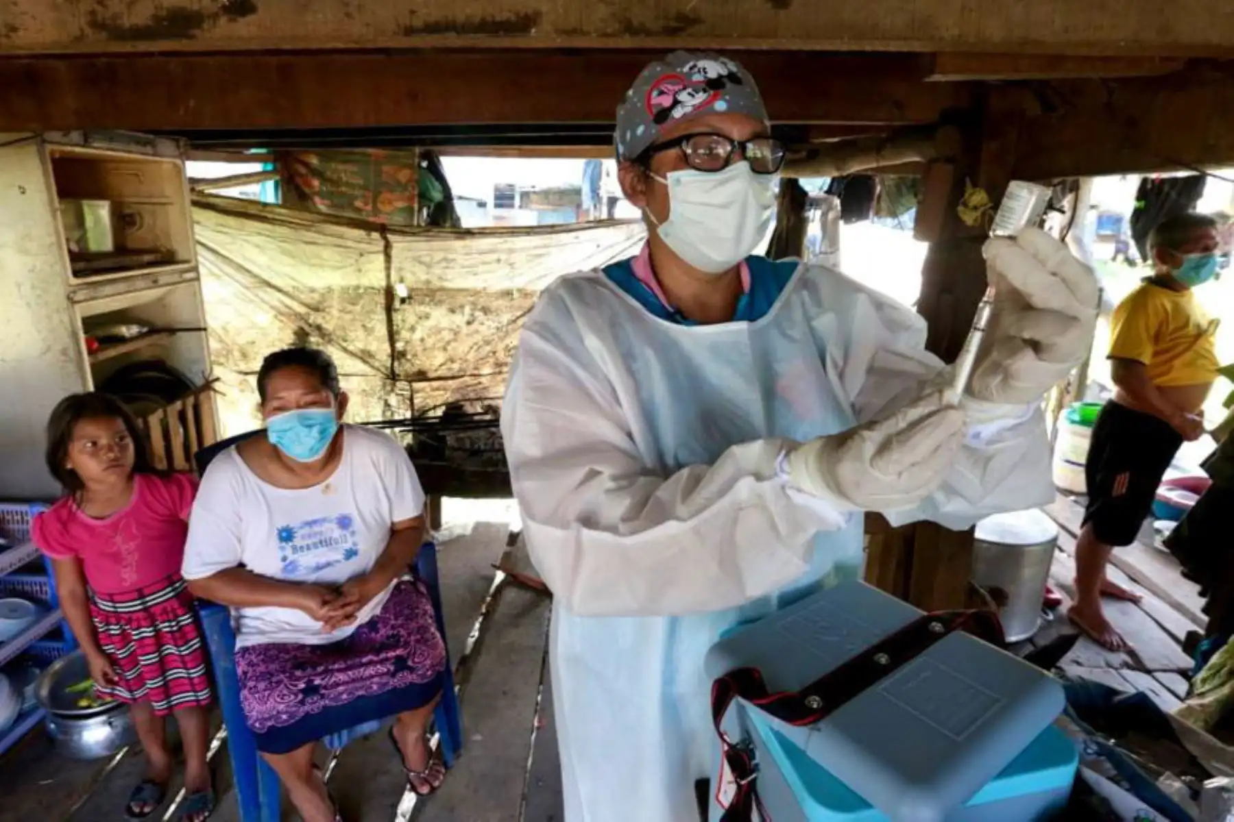A través de los Decretos Supremos 303, 304, 305 y 306, se busca fortalecer la vigilancia epidemiológica, así como financiar la intervención sanitaria en la Amazonía y la continuidad de los centros de atención temporal. Foto: Minsa