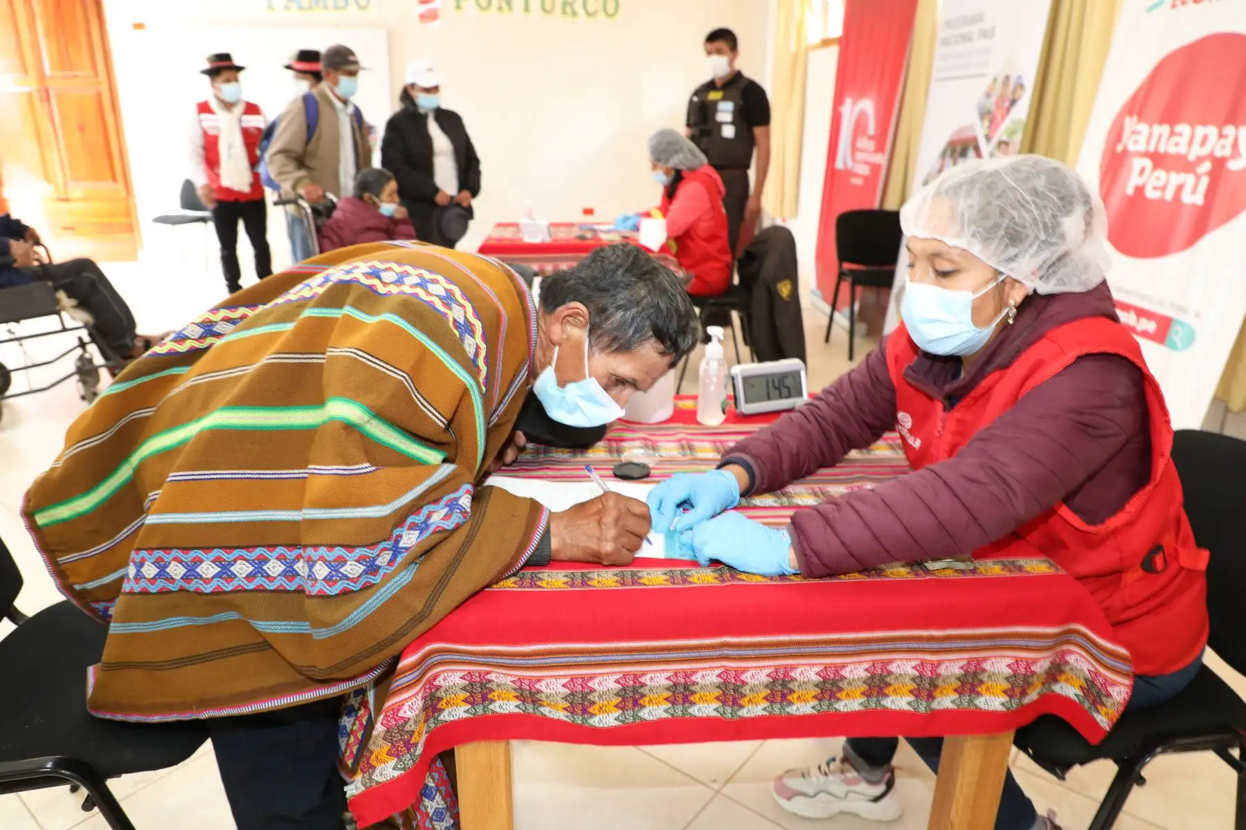 El proceso de pago del apoyo económico individual Yanapay Perú avanza de manera exitosa. A la fecha, 110 400 ciudadanos y ciudadanas que residen en zonas rurales y dispersas que no cuentan con entidades financieras, integrantes del grupo 3 de personas beneficiarias, ya han cobrado el subsidio a través de los llamados ‘carritos pagadores’ de empresas transportadoras de valores. Foto: Midis