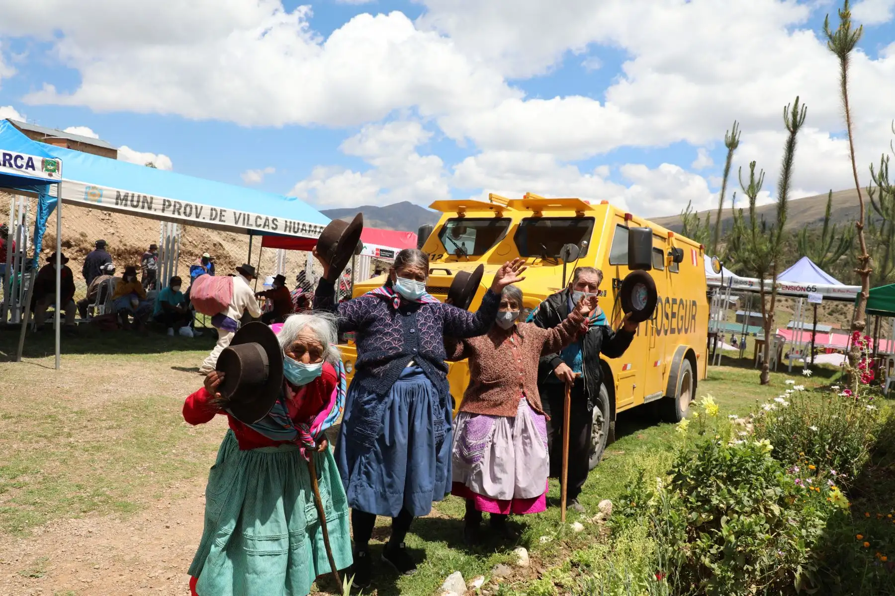 El proceso de pago del apoyo económico individual Yanapay Perú avanza de manera exitosa. A la fecha, 110 400 ciudadanos y ciudadanas que residen en zonas rurales y dispersas que no cuentan con entidades financieras, integrantes del grupo 3 de personas beneficiarias, ya han cobrado el subsidio a través de los llamados ‘carritos pagadores’ de empresas transportadoras de valores. Foto: Midis
