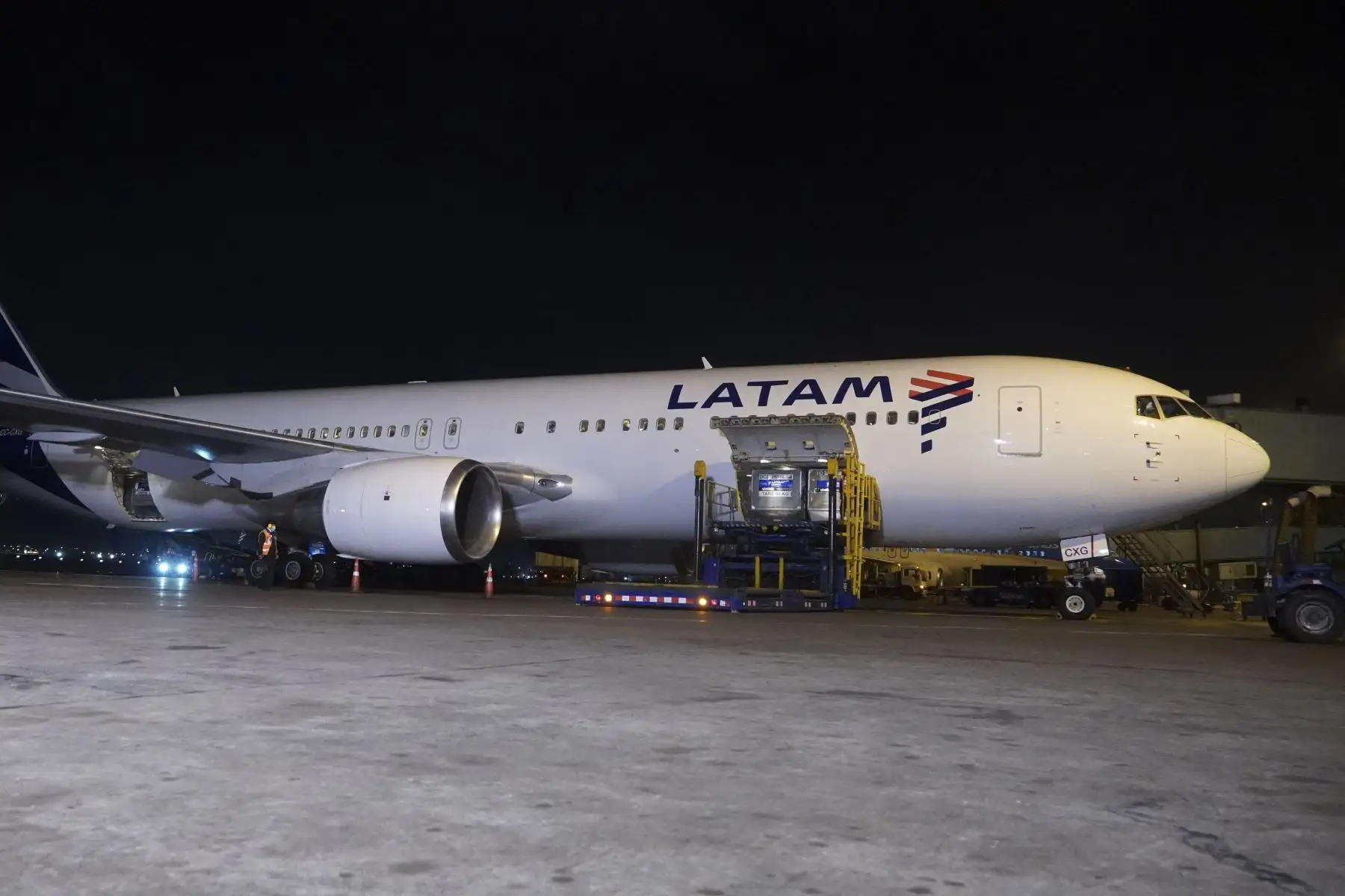 La noche de ayer arribaron al aeropuerto internacional Jorge Chávez dos lotes: el primero, conformado por 513 mil dosis de la farmacéutica estadounidense Pfizer y el segundo, de 791,900 dosis del laboratorio británico AstraZeneca. A estos envíos se suma la llegada de 865,800 dosis de AstraZeneca el último viernes. En total, el Perú recibió 1,657,700 dosis de AstraZeneca en el lapso de 2 días. Foto: Minsa