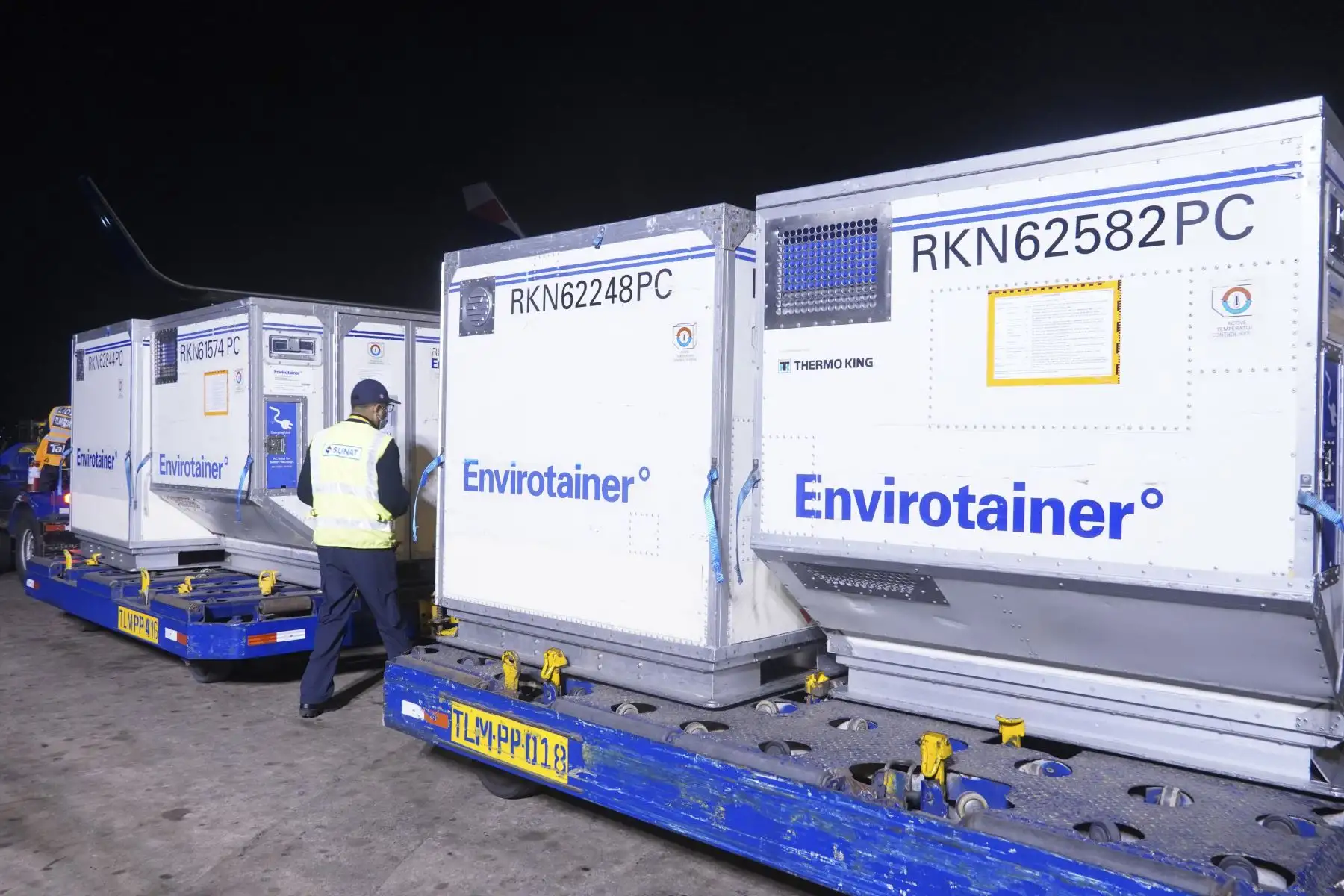 La noche de ayer arribaron al aeropuerto internacional Jorge Chávez dos lotes: el primero, conformado por 513 mil dosis de la farmacéutica estadounidense Pfizer y el segundo, de 791,900 dosis del laboratorio británico AstraZeneca. A estos envíos se suma la llegada de 865,800 dosis de AstraZeneca el último viernes. En total, el Perú recibió 1,657,700 dosis de AstraZeneca en el lapso de 2 días. Foto: Minsa