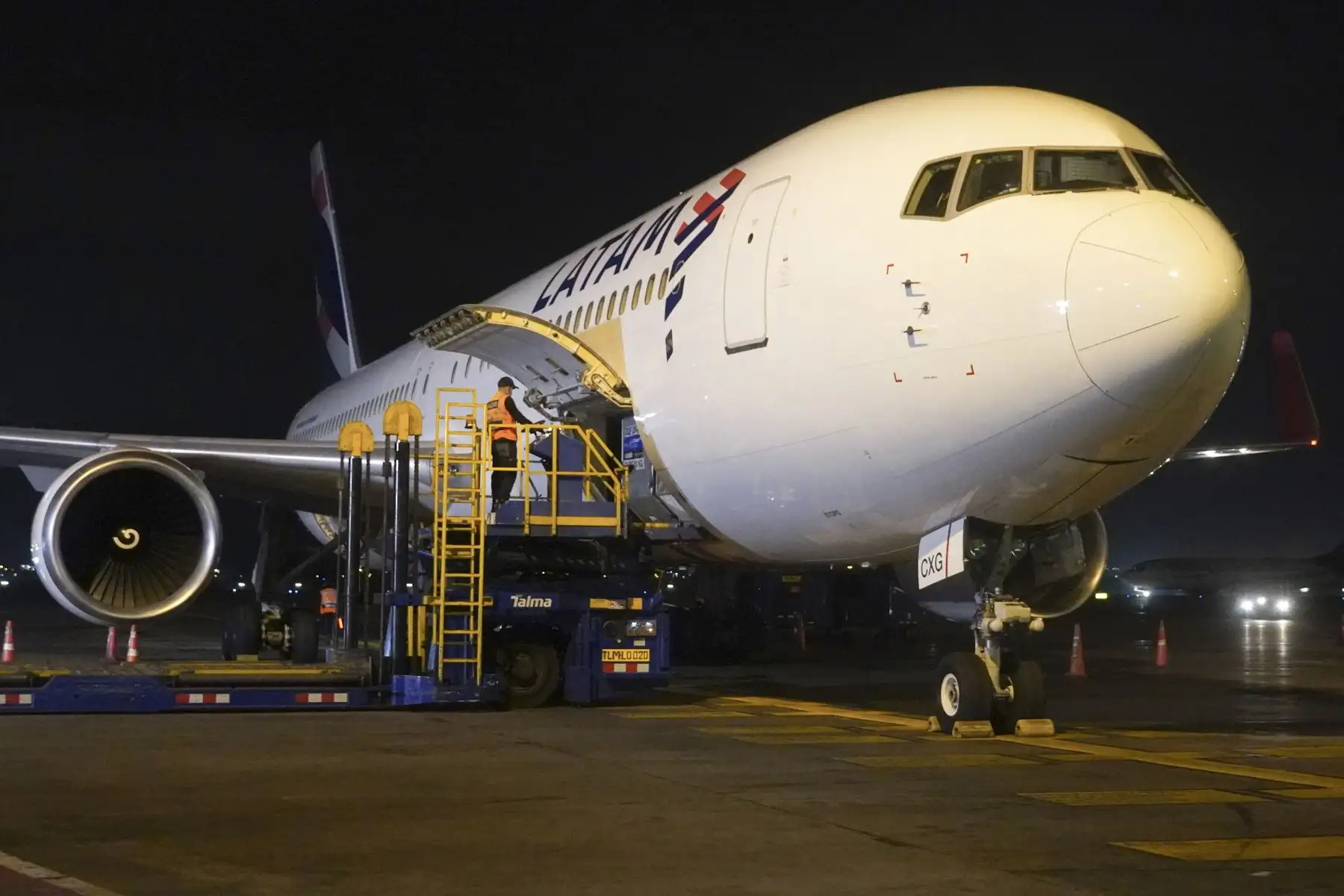 La noche de ayer arribaron al aeropuerto internacional Jorge Chávez dos lotes: el primero, conformado por 513 mil dosis de la farmacéutica estadounidense Pfizer y el segundo, de 791,900 dosis del laboratorio británico AstraZeneca. A estos envíos se suma la llegada de 865,800 dosis de AstraZeneca el último viernes. En total, el Perú recibió 1,657,700 dosis de AstraZeneca en el lapso de 2 días. Foto: Minsa