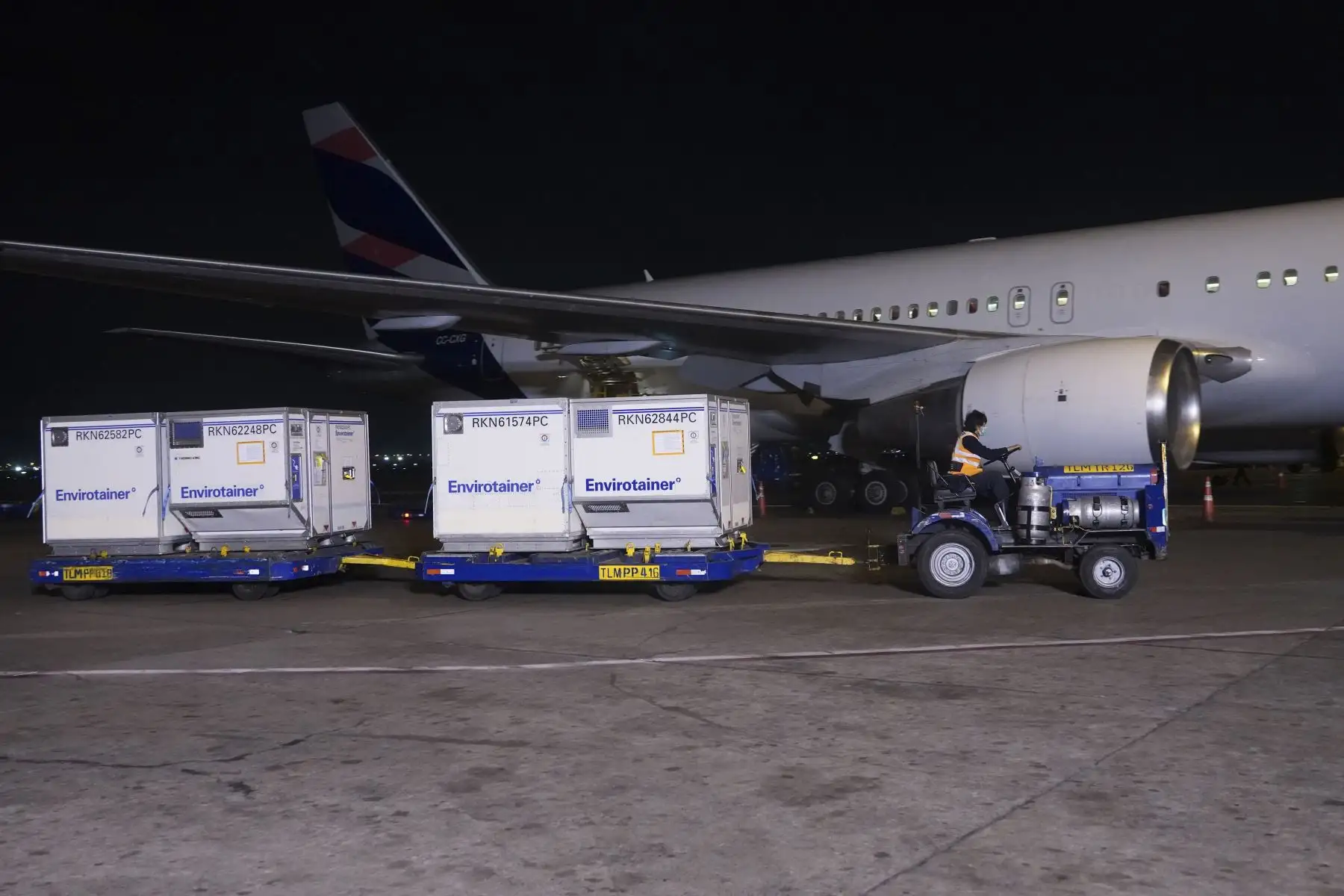 La noche de ayer arribaron al aeropuerto internacional Jorge Chávez dos lotes: el primero, conformado por 513 mil dosis de la farmacéutica estadounidense Pfizer y el segundo, de 791,900 dosis del laboratorio británico AstraZeneca. A estos envíos se suma la llegada de 865,800 dosis de AstraZeneca el último viernes. En total, el Perú recibió 1,657,700 dosis de AstraZeneca en el lapso de 2 días. Foto: Minsa