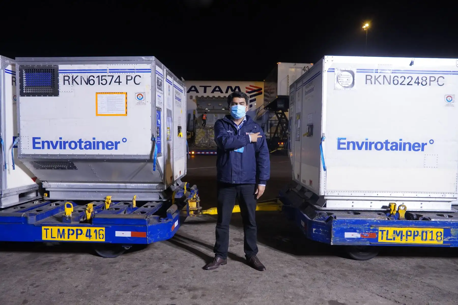 La noche de ayer arribaron al aeropuerto internacional Jorge Chávez dos lotes: el primero, conformado por 513 mil dosis de la farmacéutica estadounidense Pfizer y el segundo, de 791,900 dosis del laboratorio británico AstraZeneca. A estos envíos se suma la llegada de 865,800 dosis de AstraZeneca el último viernes. En total, el Perú recibió 1,657,700 dosis de AstraZeneca en el lapso de 2 días. Foto: Minsa