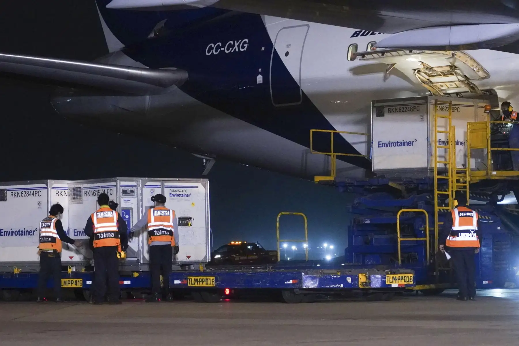 La noche de ayer arribaron al aeropuerto internacional Jorge Chávez dos lotes: el primero, conformado por 513 mil dosis de la farmacéutica estadounidense Pfizer y el segundo, de 791,900 dosis del laboratorio británico AstraZeneca. A estos envíos se suma la llegada de 865,800 dosis de AstraZeneca el último viernes. En total, el Perú recibió 1,657,700 dosis de AstraZeneca en el lapso de 2 días. Foto: Minsa
