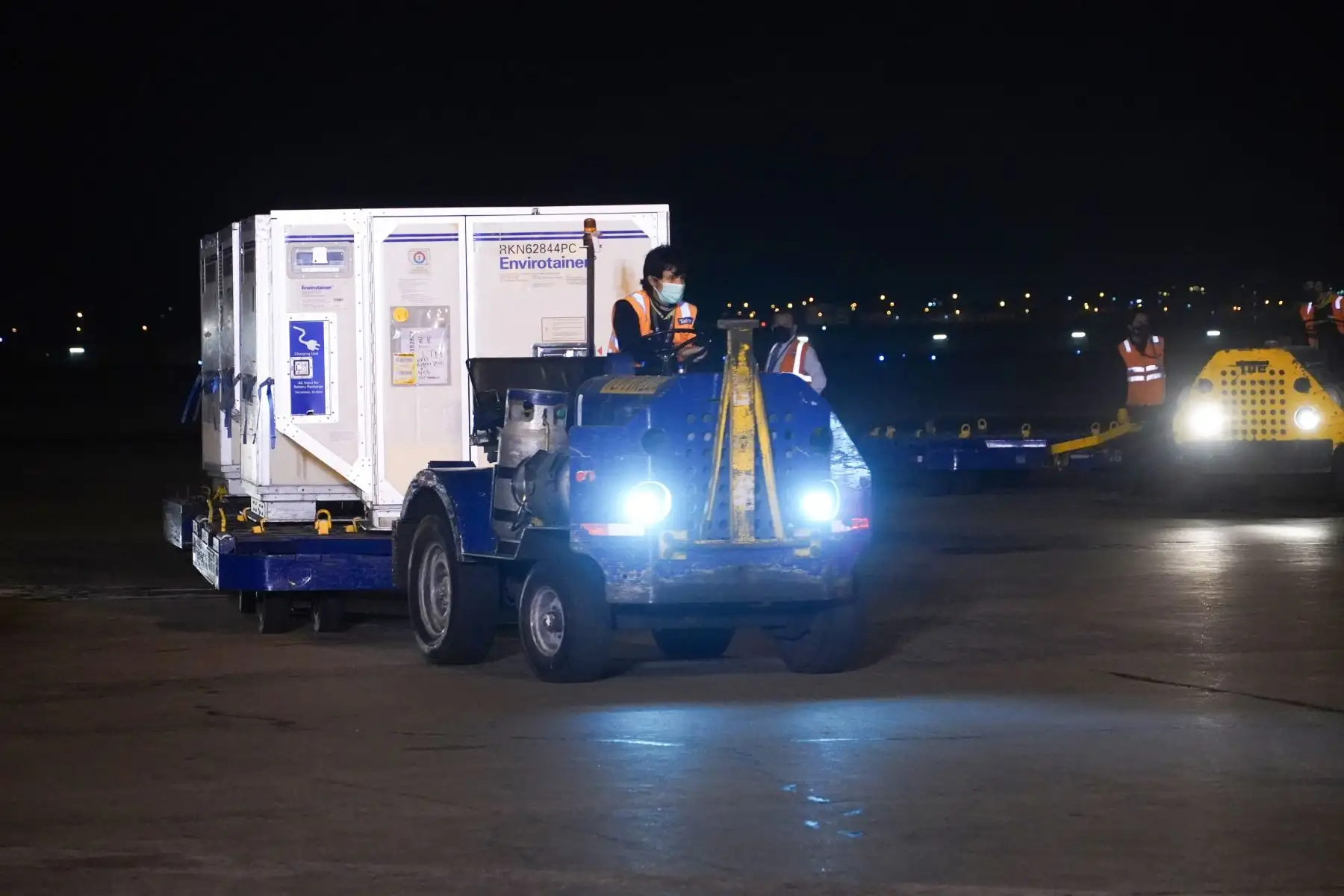 La noche de ayer arribaron al aeropuerto internacional Jorge Chávez dos lotes: el primero, conformado por 513 mil dosis de la farmacéutica estadounidense Pfizer y el segundo, de 791,900 dosis del laboratorio británico AstraZeneca. A estos envíos se suma la llegada de 865,800 dosis de AstraZeneca el último viernes. En total, el Perú recibió 1,657,700 dosis de AstraZeneca en el lapso de 2 días. Foto: Minsa