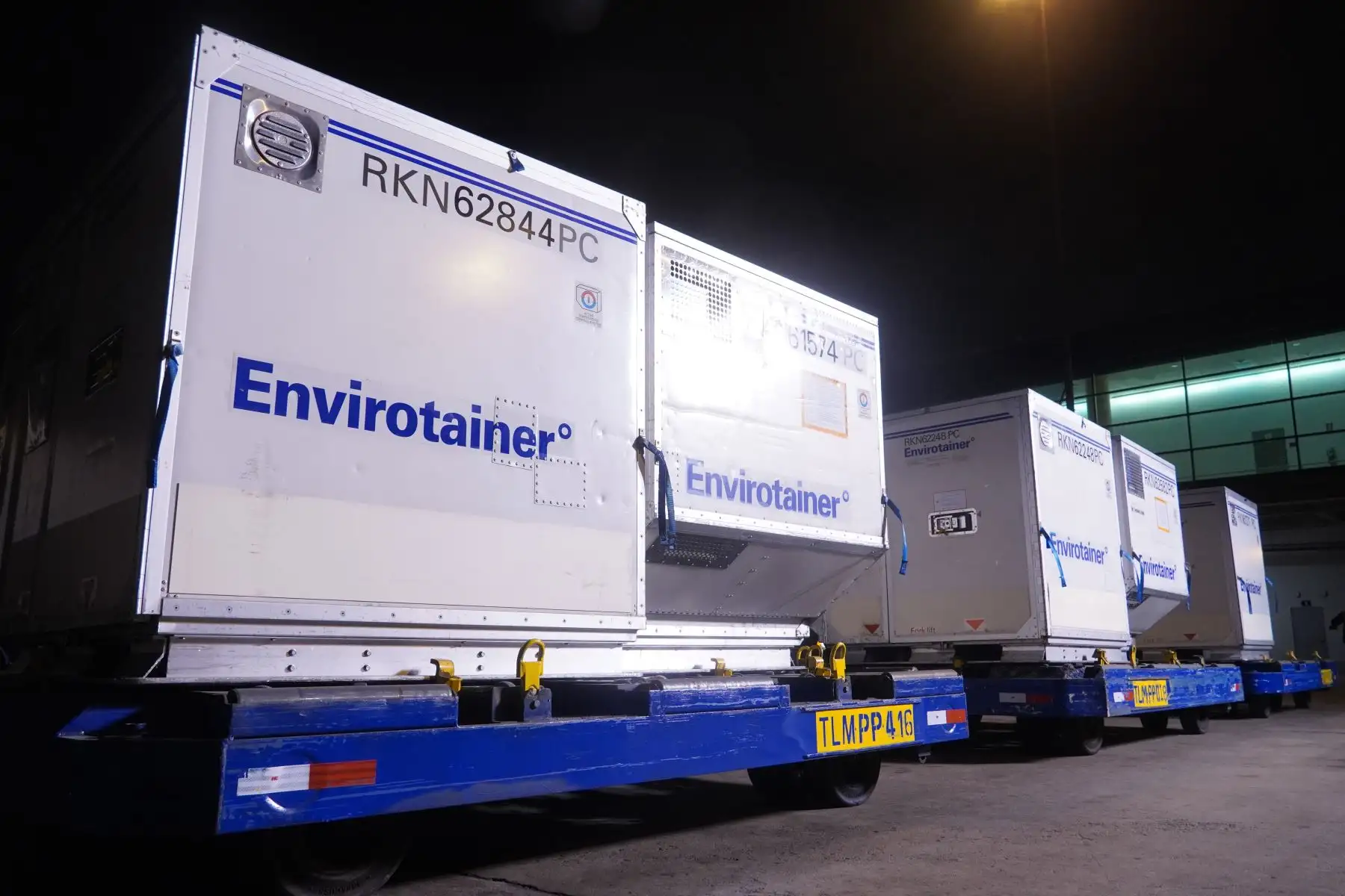 La noche de ayer arribaron al aeropuerto internacional Jorge Chávez dos lotes: el primero, conformado por 513 mil dosis de la farmacéutica estadounidense Pfizer y el segundo, de 791,900 dosis del laboratorio británico AstraZeneca. A estos envíos se suma la llegada de 865,800 dosis de AstraZeneca el último viernes. En total, el Perú recibió 1,657,700 dosis de AstraZeneca en el lapso de 2 días. Foto: Minsa