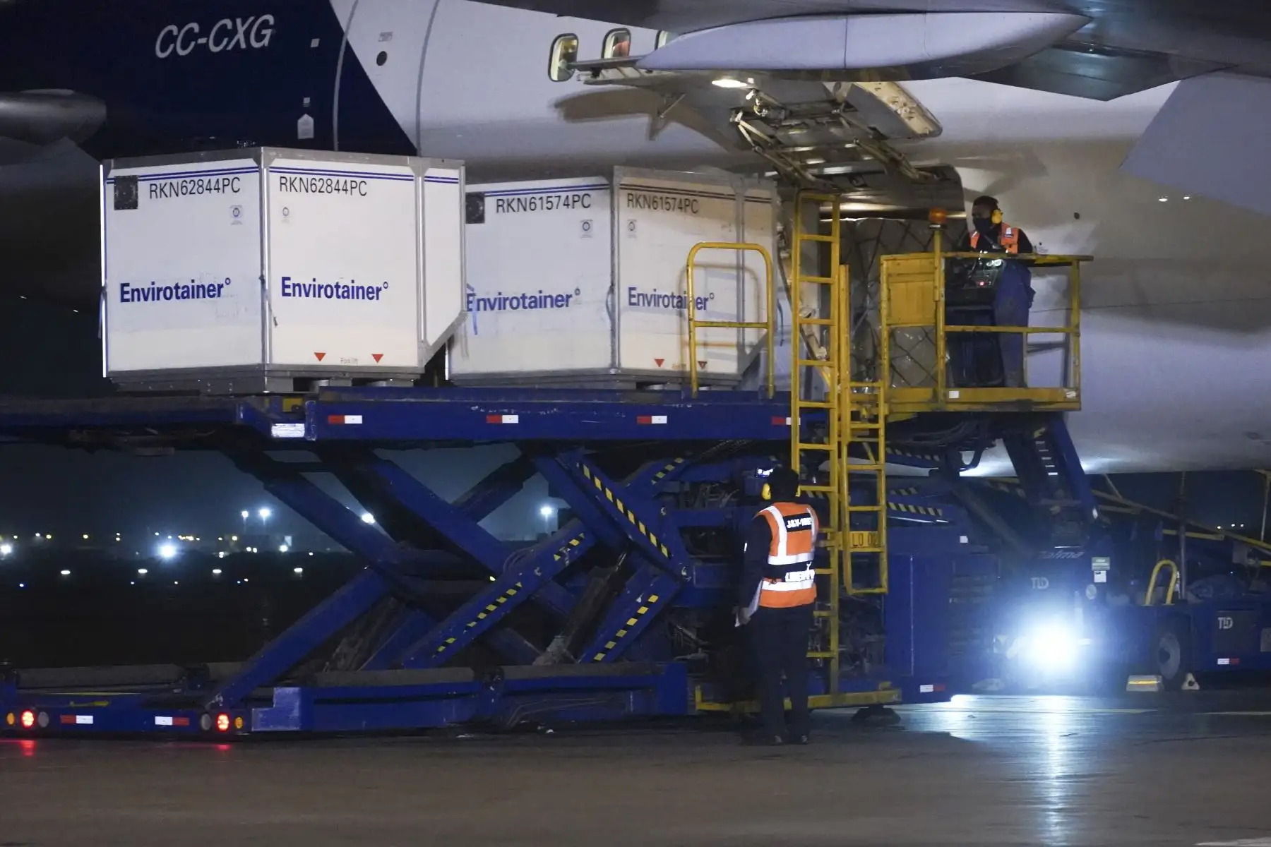 La noche de ayer arribaron al aeropuerto internacional Jorge Chávez dos lotes: el primero, conformado por 513 mil dosis de la farmacéutica estadounidense Pfizer y el segundo, de 791,900 dosis del laboratorio británico AstraZeneca. A estos envíos se suma la llegada de 865,800 dosis de AstraZeneca el último viernes. En total, el Perú recibió 1,657,700 dosis de AstraZeneca en el lapso de 2 días. Foto: Minsa