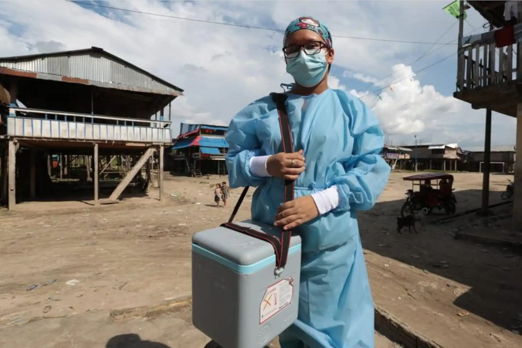 En Belén, Iquitos, brigadas de vacunación del Minsa recorrieron zonas de difícil acceso para proteger casa por casa a la población de 12 años a más. ¡Vamos a tu encuentro, ¡VacúnateYa! Foto: Minsa