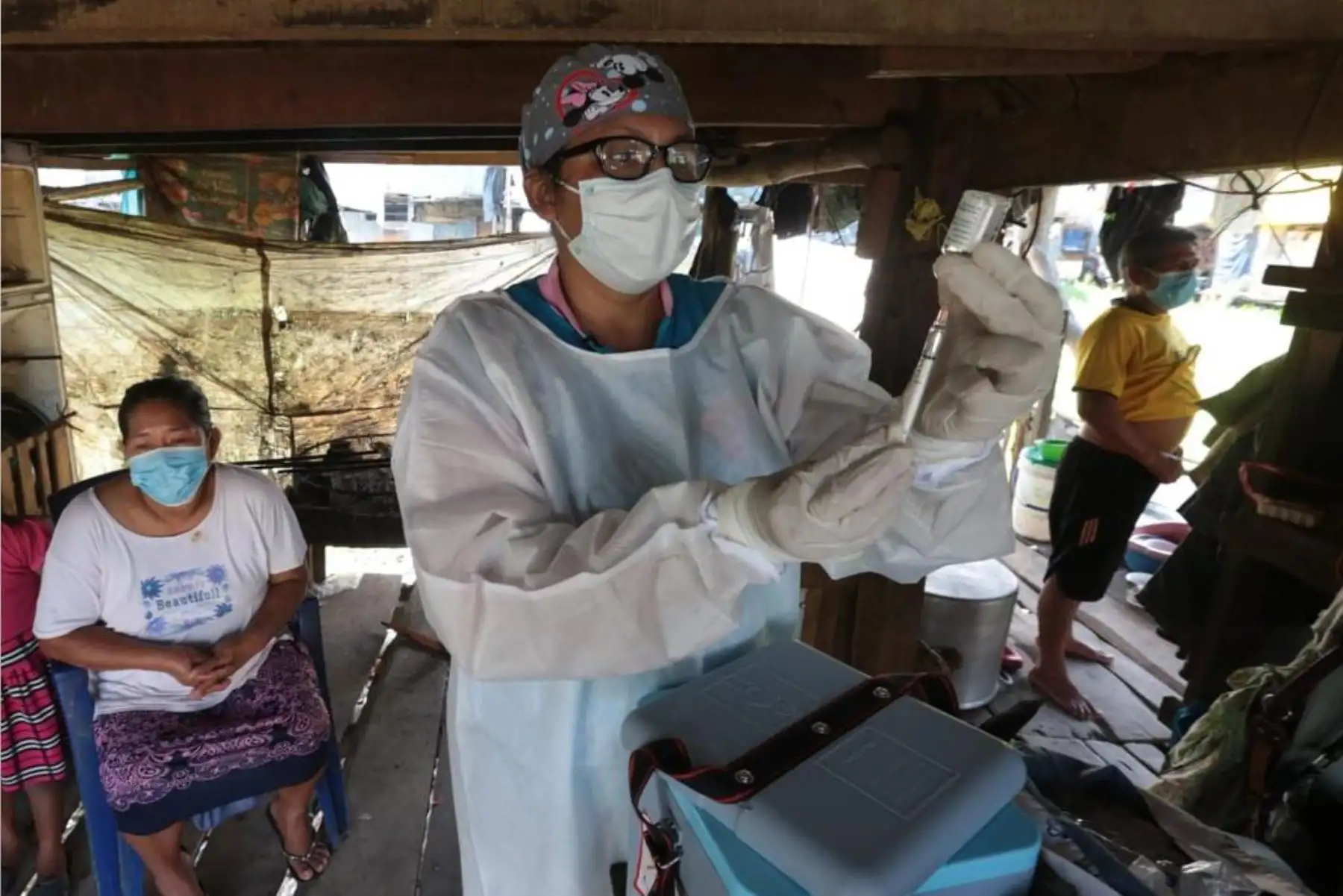 En Belén, Iquitos, brigadas de vacunación del Minsa recorrieron zonas de difícil acceso para proteger casa por casa a la población de 12 años a más. ¡Vamos a tu encuentro, ¡VacúnateYa! Foto: Minsa