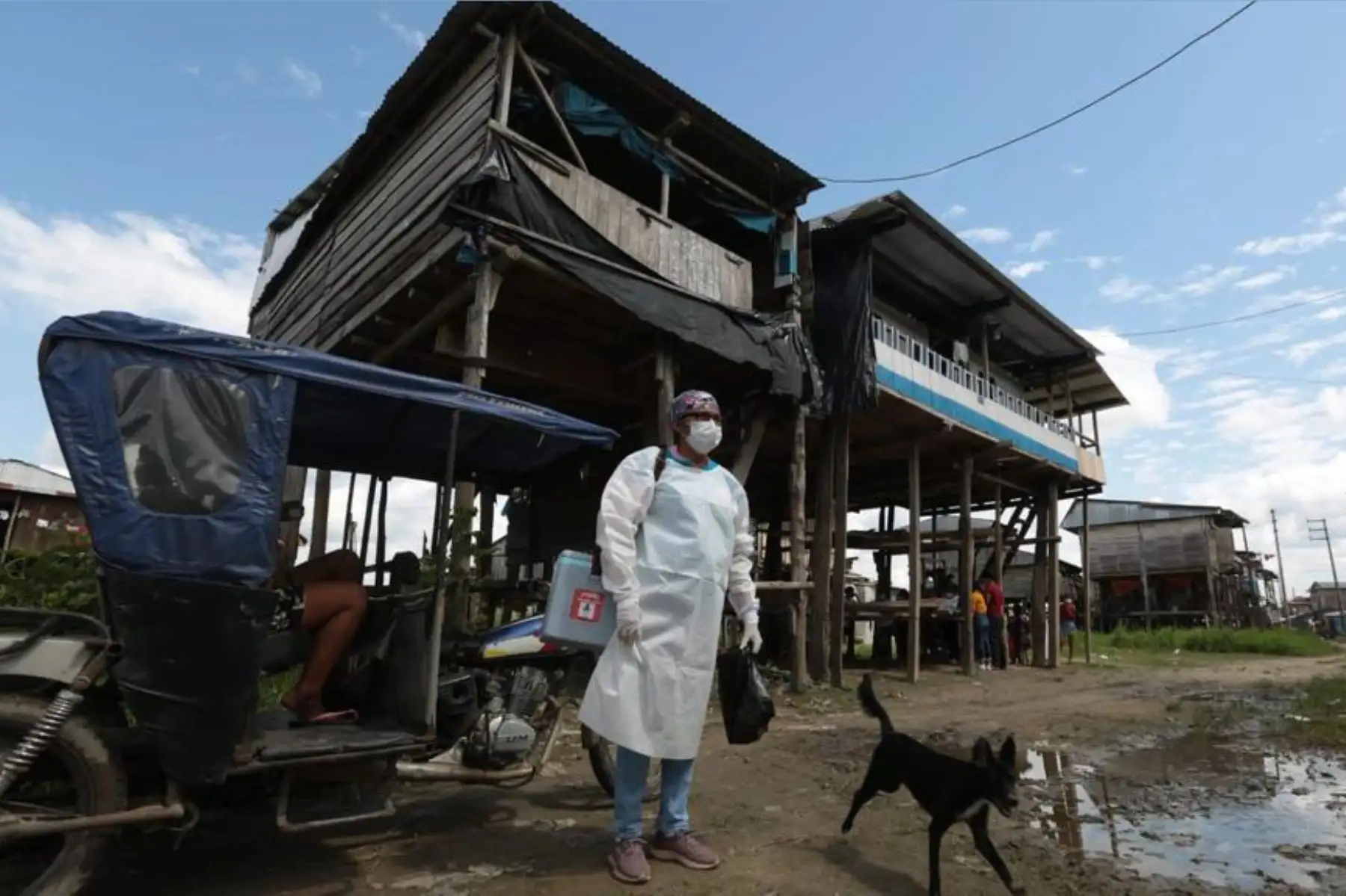 En Belén, Iquitos, brigadas de vacunación del Minsa recorrieron zonas de difícil acceso para proteger casa por casa a la población de 12 años a más. ¡Vamos a tu encuentro, ¡VacúnateYa! Foto: Minsa