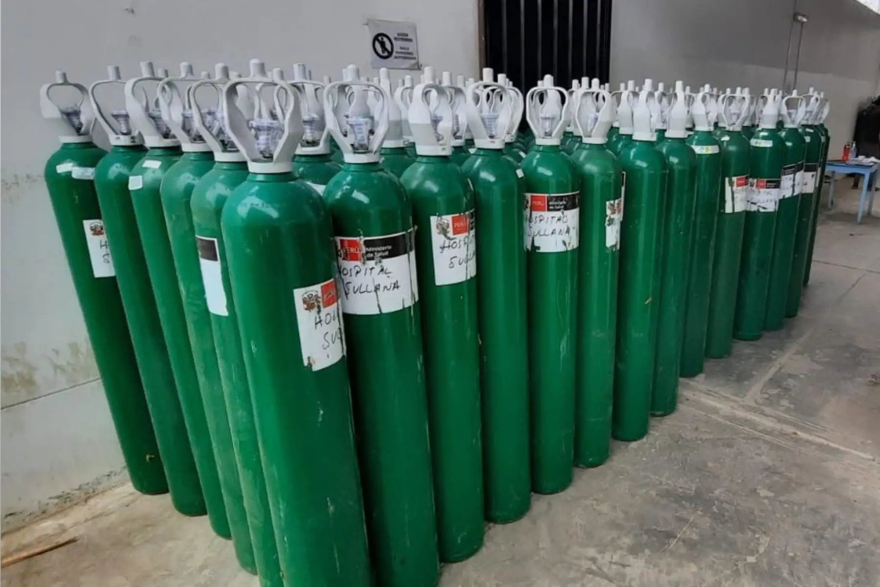 El Ministerio de Salud envió un total de 90 balones de oxígeno, 54 000 equipos de protección personal y 13 750 medicamentos e insumos para pacientes covid-19 para el hospital de Apoyo III- Sullana, de Piura, informó el ministro Hernando Cevallos. Foto: Minsa