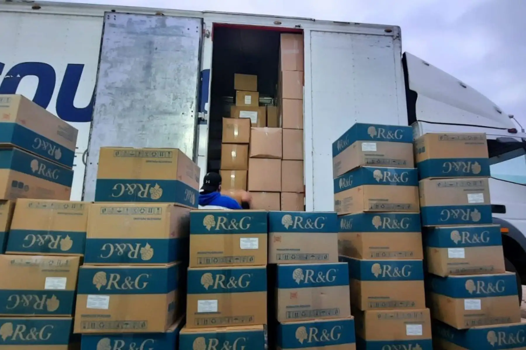 El Ministerio de Salud envió un total de 90 balones de oxígeno, 54 000 equipos de protección personal y 13 750 medicamentos e insumos para pacientes covid-19 para el hospital de Apoyo III- Sullana, de Piura, informó el ministro Hernando Cevallos. Foto: Minsa