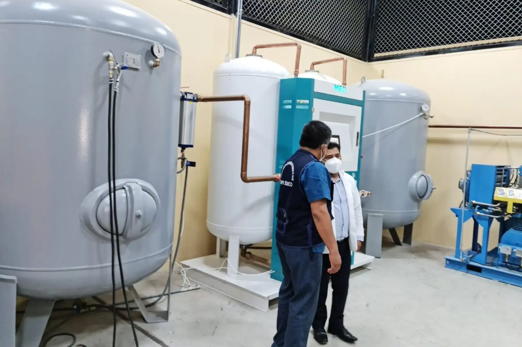 El Ministerio de Salud envió un total de 90 balones de oxígeno, 54 000 equipos de protección personal y 13 750 medicamentos e insumos para pacientes covid-19 para el hospital de Apoyo III- Sullana, de Piura, informó el ministro Hernando Cevallos. Foto: Minsa