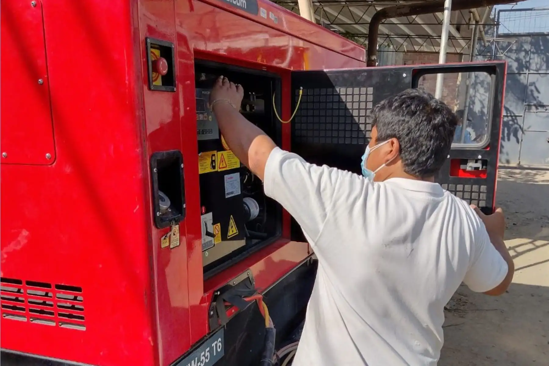El Ministerio de Salud envió un total de 90 balones de oxígeno, 54 000 equipos de protección personal y 13 750 medicamentos e insumos para pacientes covid-19 para el hospital de Apoyo III- Sullana, de Piura, informó el ministro Hernando Cevallos. Foto: Minsa