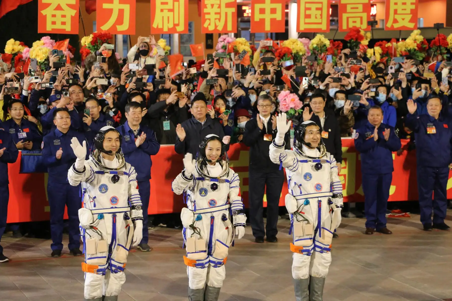 Los astronautas Ye Guangfu, Wang Yaping y Zhai Zhigang, la segunda tripulación de la nueva estación espacial de China, saludan en una ceremonia de salida antes de su lanzamiento en la nave espacial Shenzhou 13.
Foto de AFP