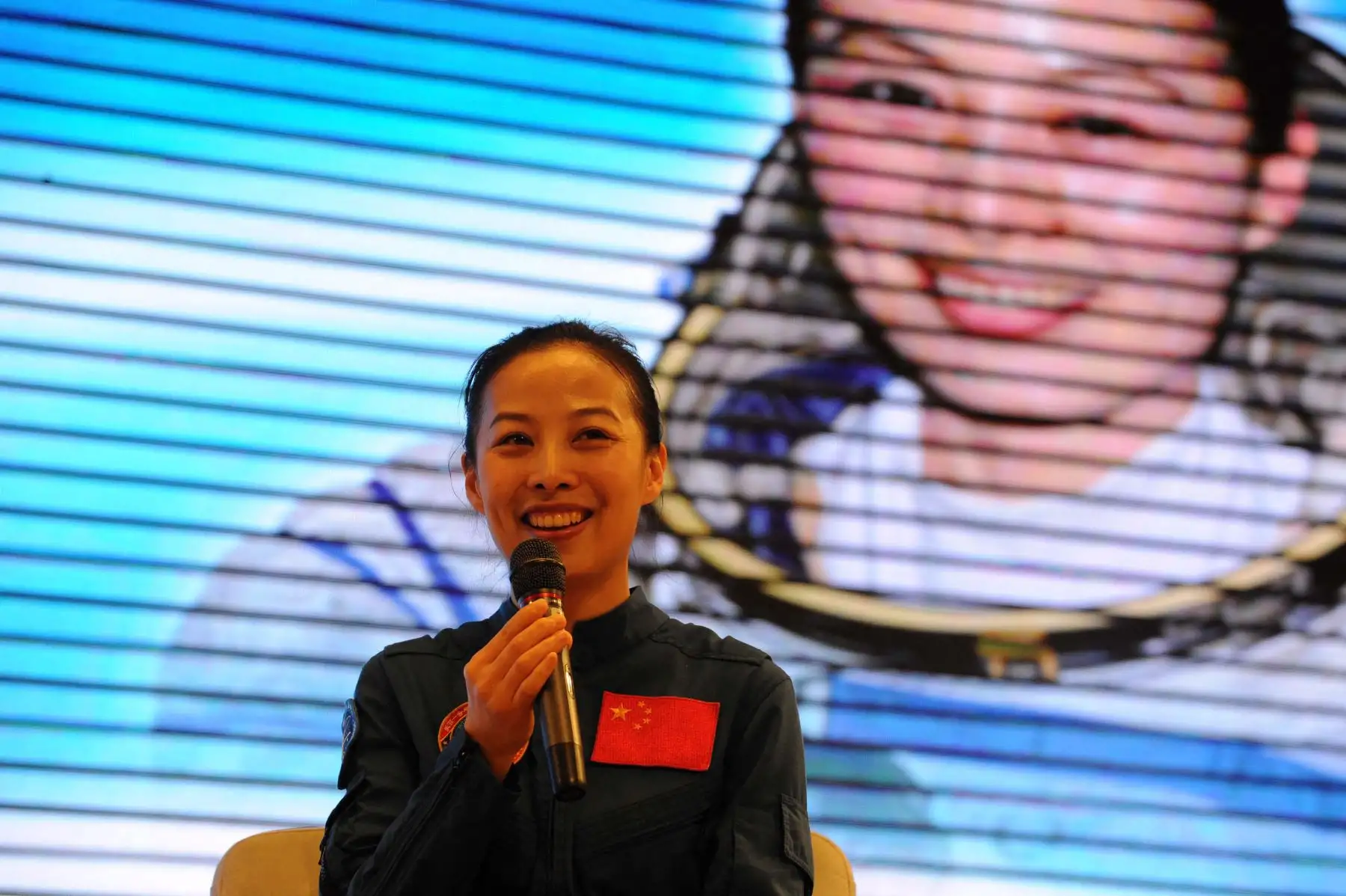 La astronauta de China, Wang Yaping, pronuncia una conferencia el día de la inauguración de la escuela secundaria afiliada a la Universidad Normal de Beijing en Beijing. Wang Yaping. 
Foto: AFP