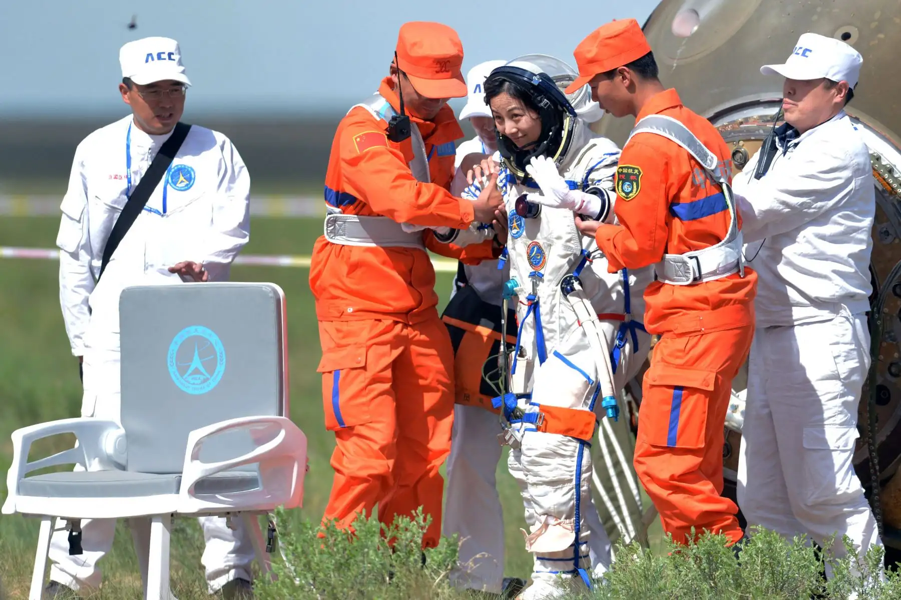La astronauta china Wang Yaping sale de la nave espacial Shenzhou-10 que aterrizó en las praderas de la región de Mongolia Interior, en el norte de China.
Foto: AFP