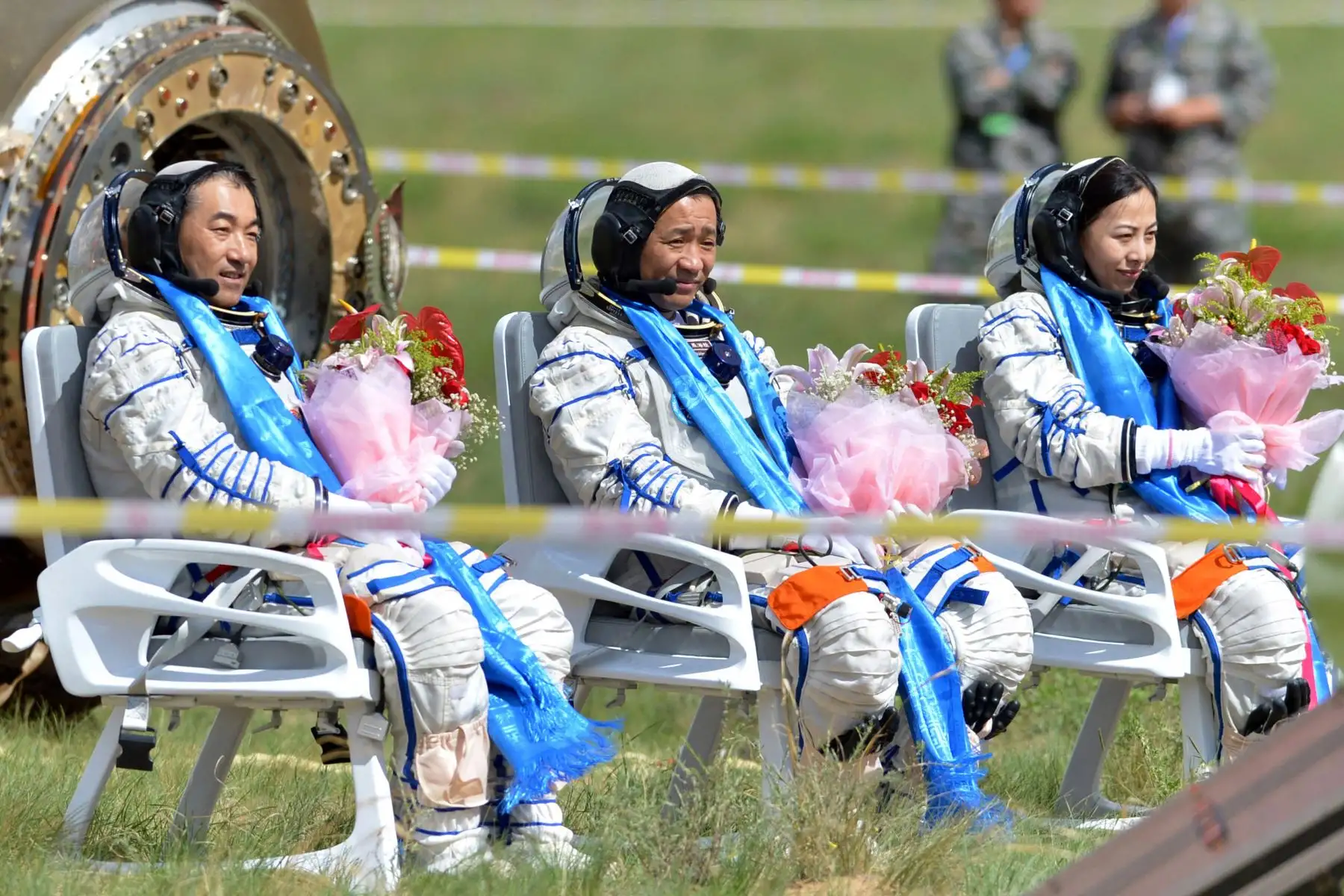 El astronauta chino Zhang Xiaoguang, Nie Haisheng y Wang Yaping se sientan en sus sillas después de salir de la nave espacial Shenzhou-10 que aterrizó en las praderas de la región de Mongolia Interior del norte de China.
Foto: AFP