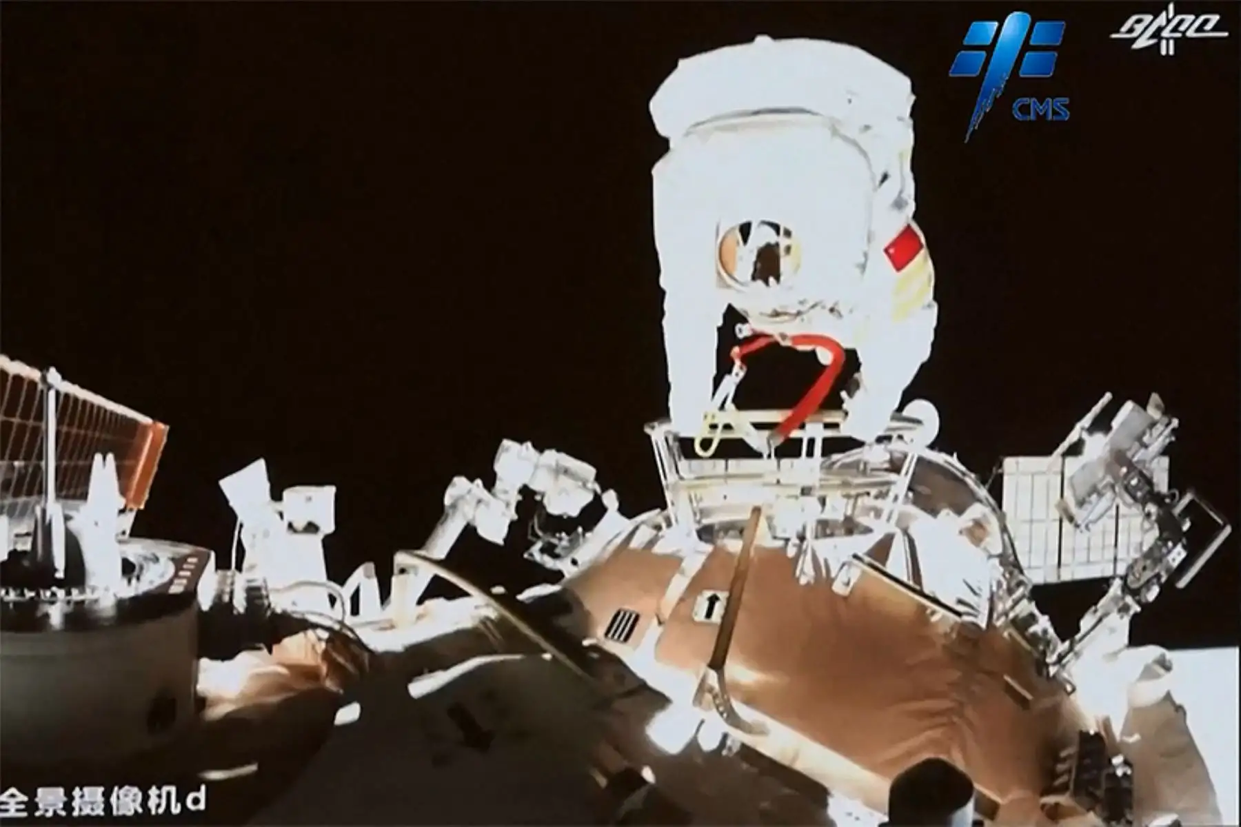 Esta captura de pantalla hecha de un video publicado por la emisora estatal china CCTV muestra a la astronauta china Wang Yaping saliendo de la estación espacial Tiangong de China en órbita alrededor de la Tierra.
Foto: AFP