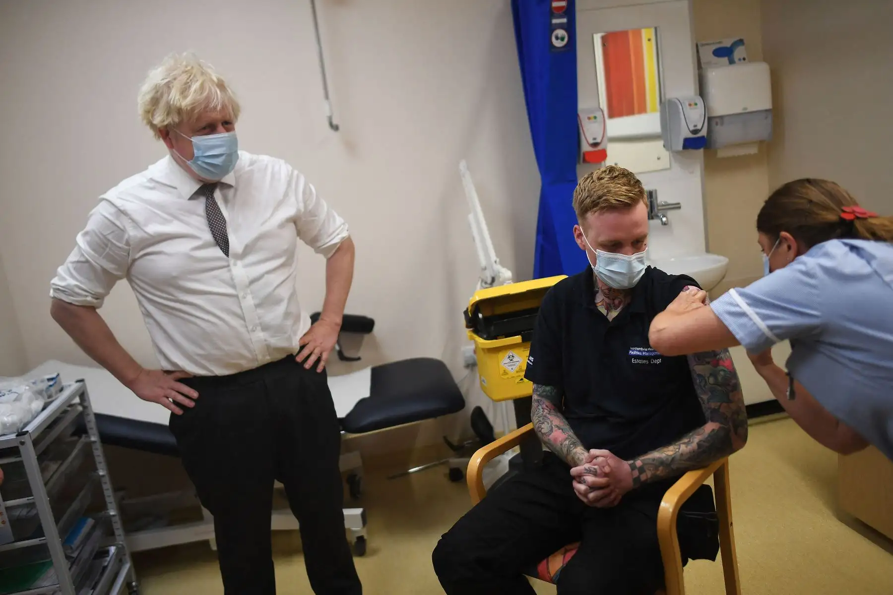 El primer ministro británico, Boris Johnson, observa cómo la enfermera Sandra Guy  administra la vacuna de refuerzo contra el covid-19 durante una visita al Hospital General de Hexham, en el norte de Inglaterra. 
Foto: AFP