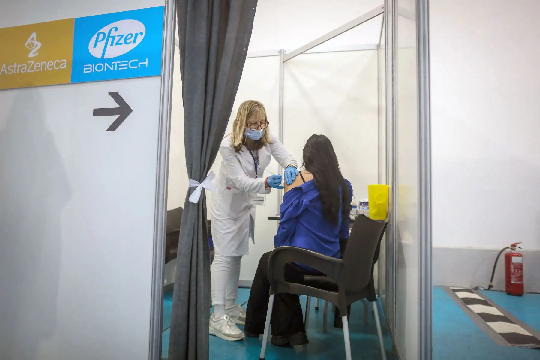 Una mujer recibe una dosis de la vacuna covid-19 de Pfizer en un centro de vacunación en la sala de exposiciones de la Feria de Belgrado en Serbia.
Foto: AFP