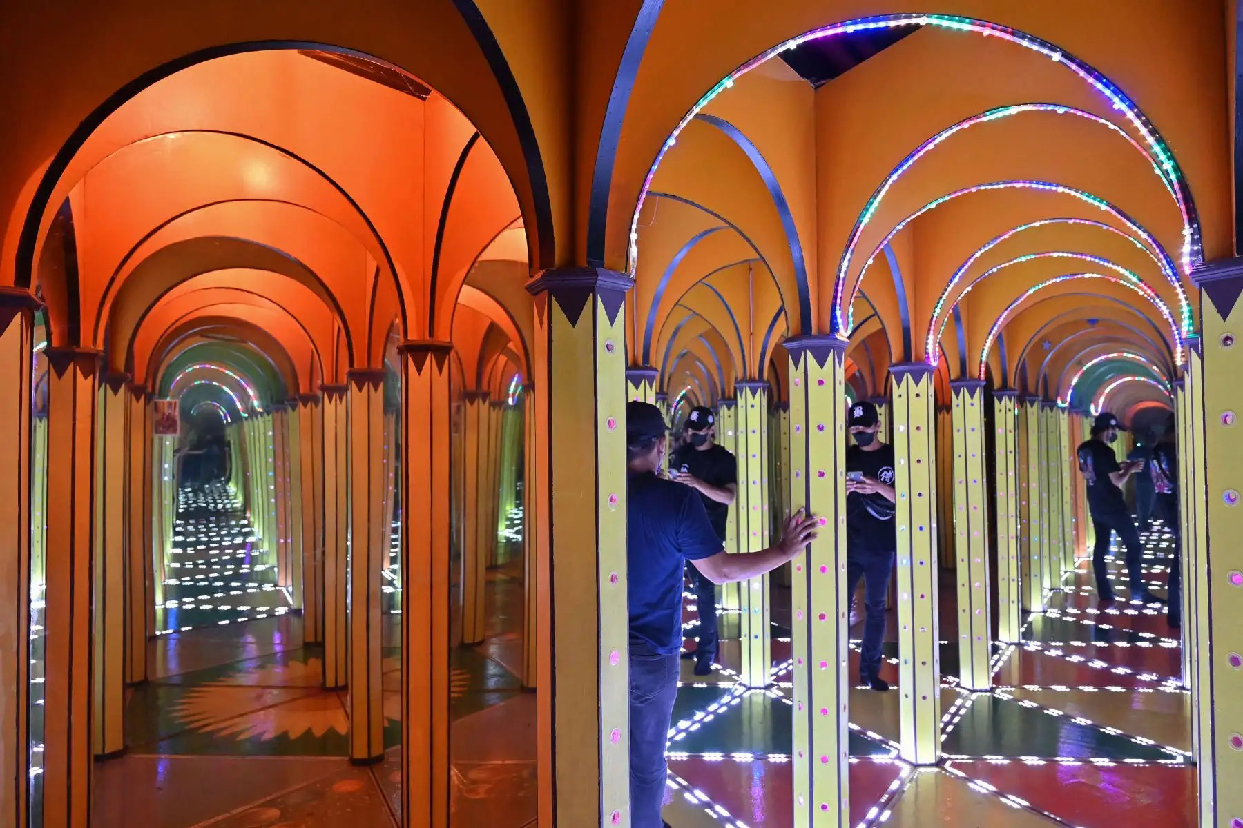 La gente visita un museo en 3D, ya que los museos reabrieron después de una flexibilización de las restricciones de covid-19, en Yakarta.
Foto: AFP