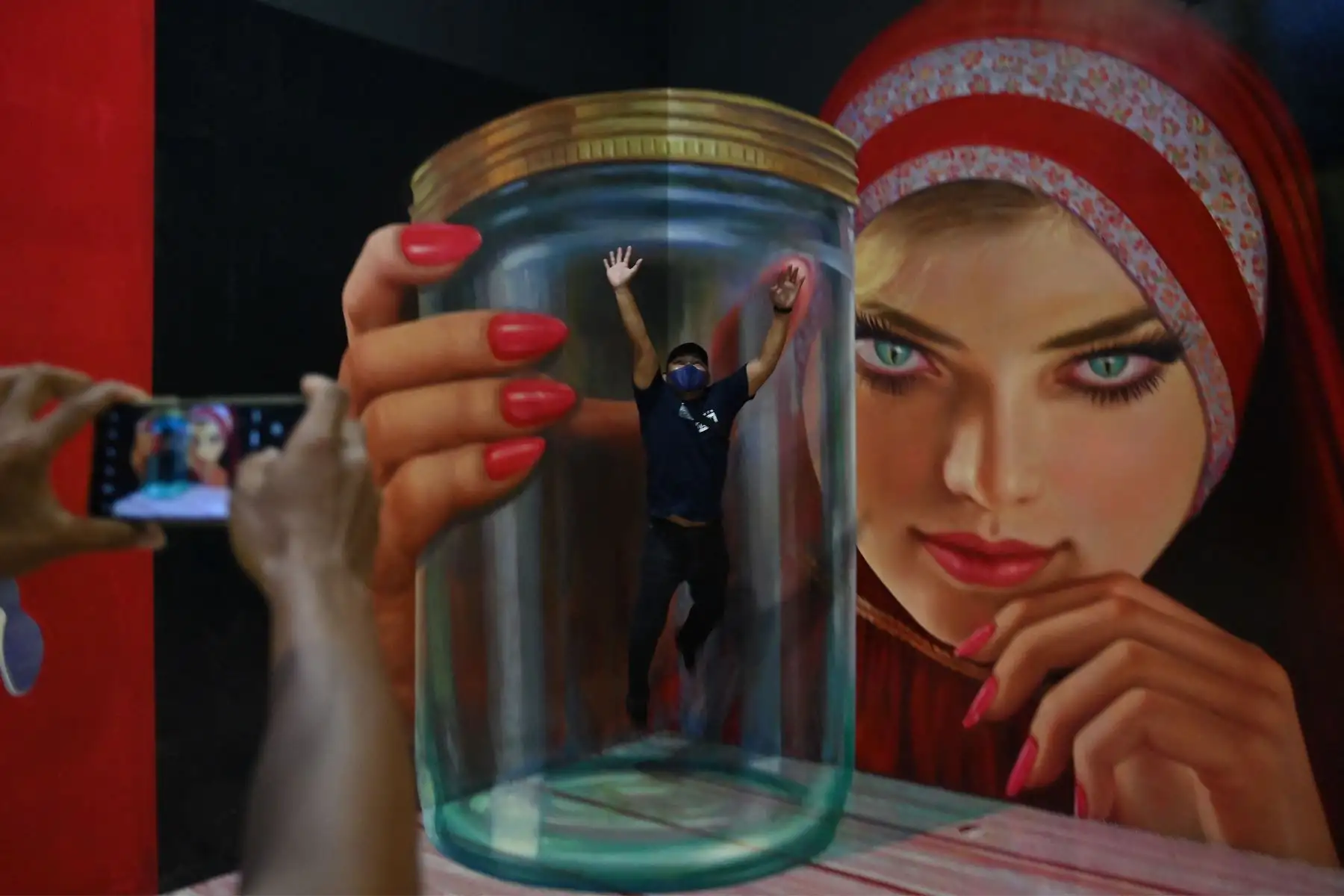 La gente visita un museo en 3D, ya que los museos reabrieron después de una flexibilización de las restricciones de covid-19, en Yakarta.
Foto: AFP