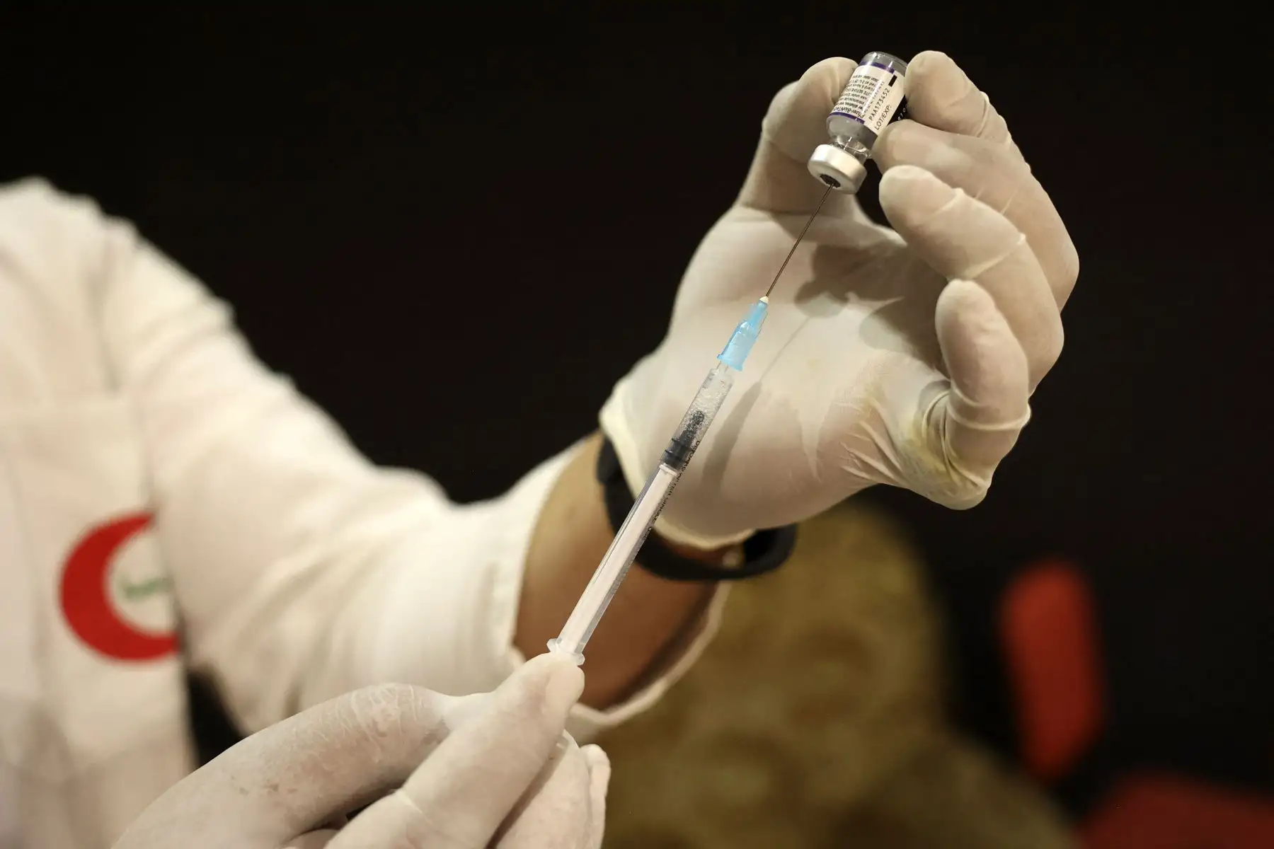 Una enfermera del Ministerio de Salud de la Autoridad Palestina prepara una dosis de la vacuna Pfizer contra el coronavirus, en la aldea de Duran cerca de la ciudad ocupada de Hebrón en Cisjordania.
Foto: AFP
